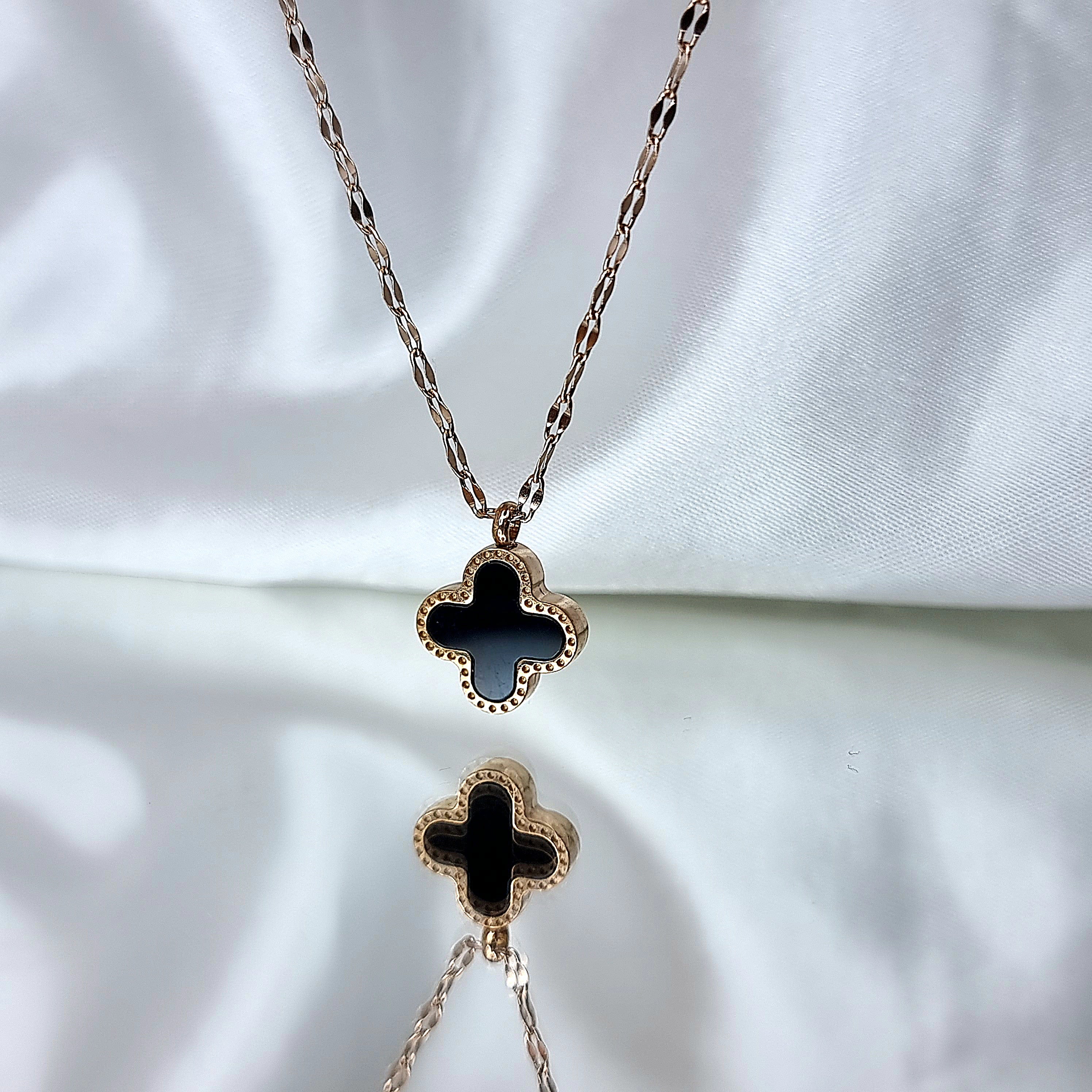 Kaklarota "Black shiny clover rose"