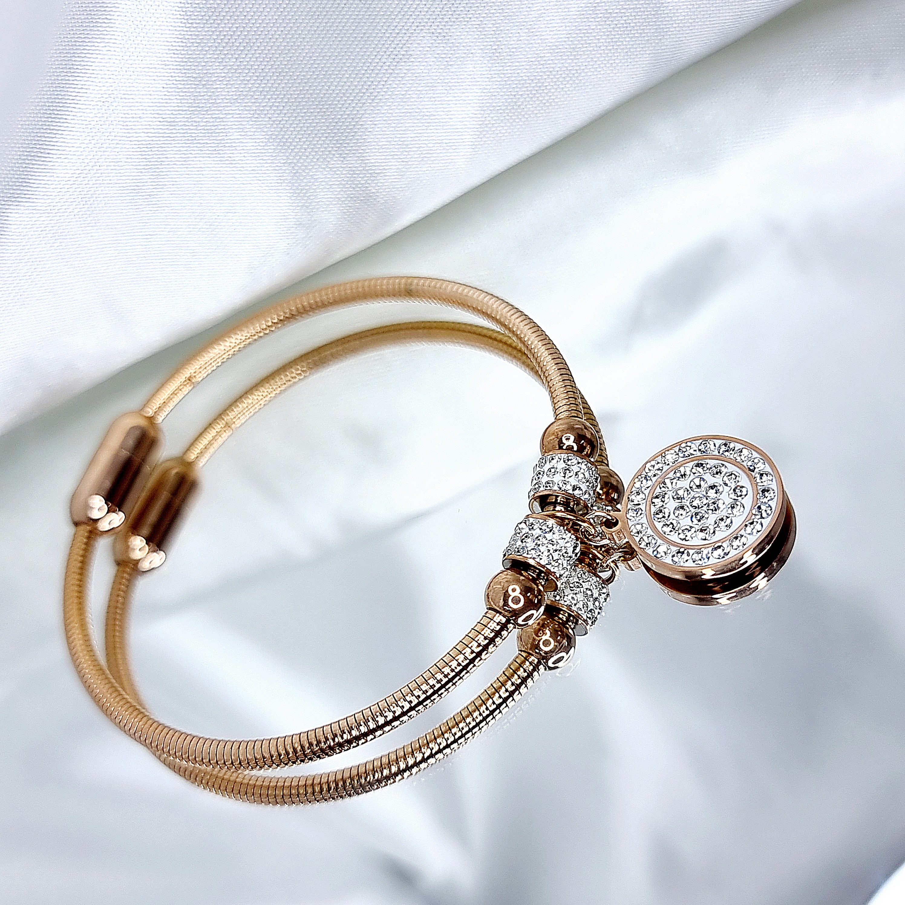 Apzeltīta rokassprādze, neizraisa alerģiju, kvalitatīva, neapsūbē. Drošs pirkums, ātra piegāde, plašs sortiments, vienkāršota atgriešana. Klasiska ķēdīte, rokas…