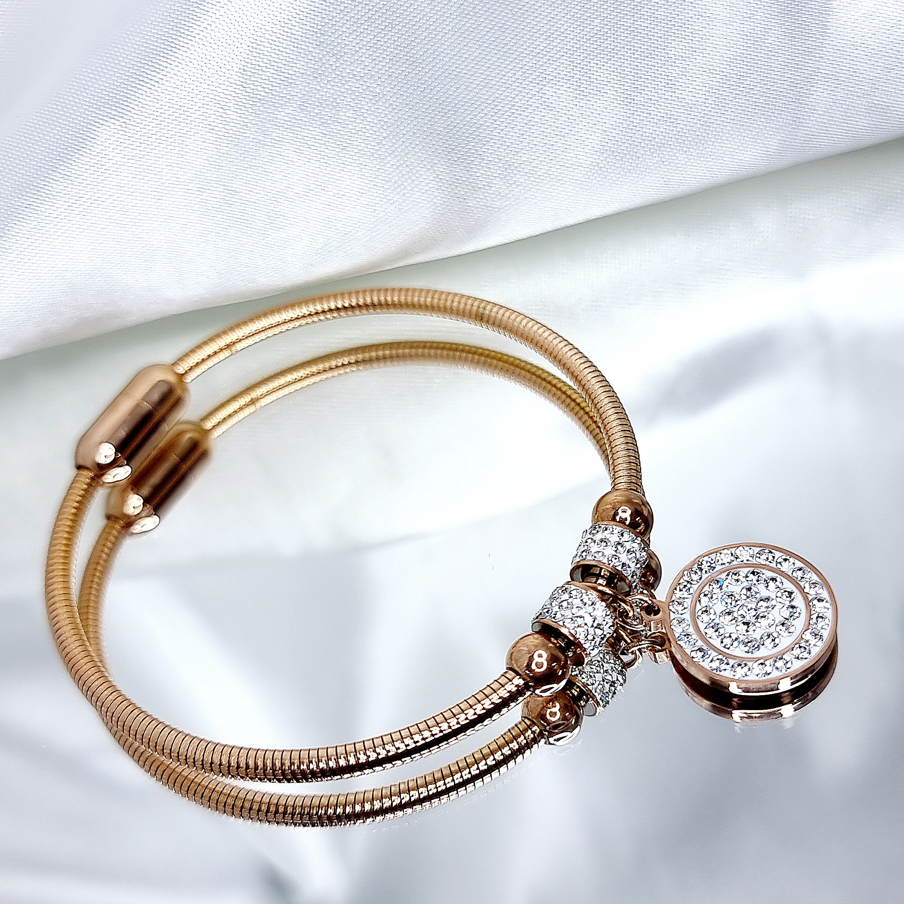 Apzeltīta rokassprādze, neizraisa alerģiju, kvalitatīva, neapsūbē. Drošs pirkums, ātra piegāde, plašs sortiments, vienkāršota atgriešana. Klasiska ķēdīte, rokas…