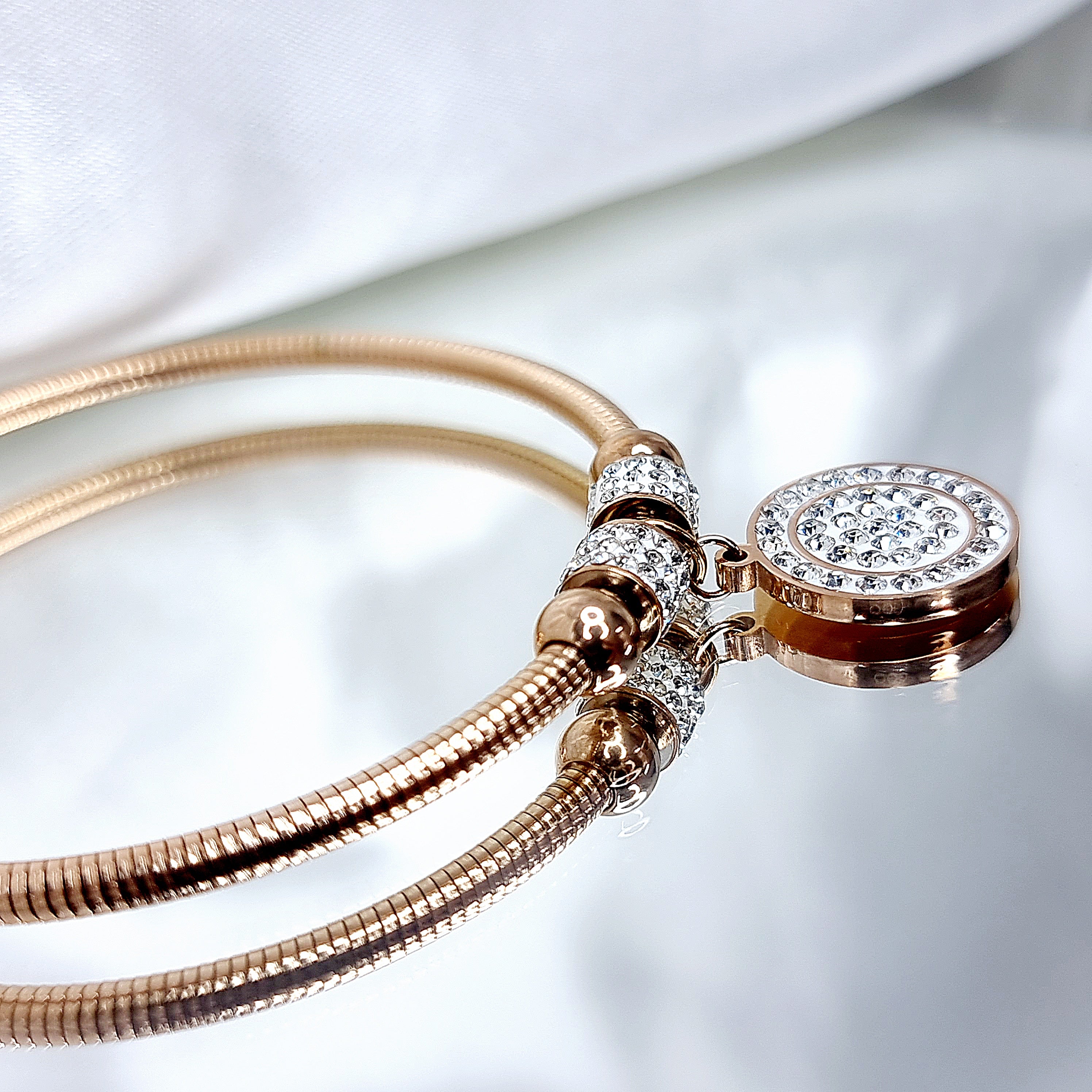 Apzeltīta rokassprādze, neizraisa alerģiju, kvalitatīva, neapsūbē. Drošs pirkums, ātra piegāde, plašs sortiments, vienkāršota atgriešana. Klasiska ķēdīte, rokas…