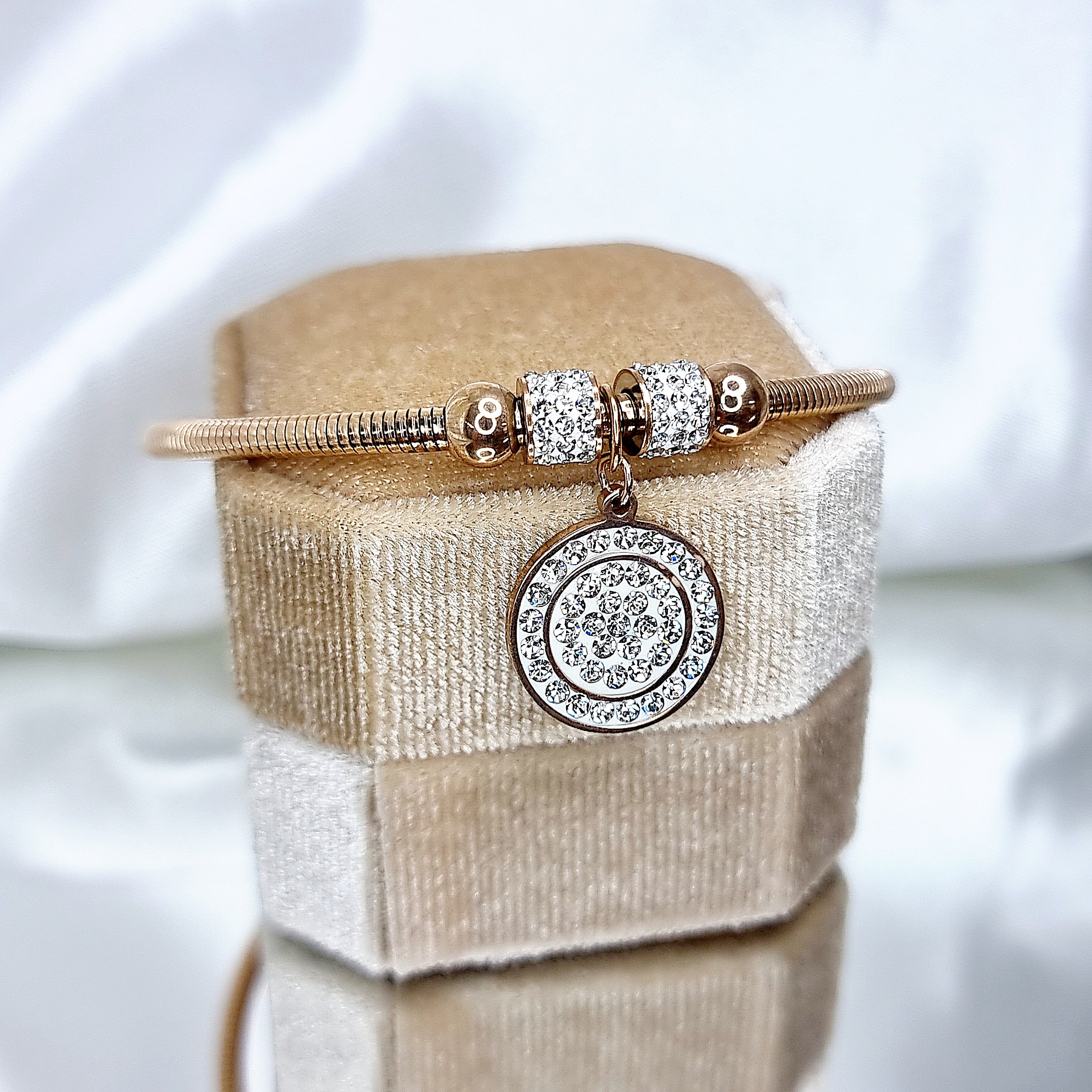 Apzeltīta rokassprādze, neizraisa alerģiju, kvalitatīva, neapsūbē. Drošs pirkums, ātra piegāde, plašs sortiments, vienkāršota atgriešana. Klasiska ķēdīte, rokas…