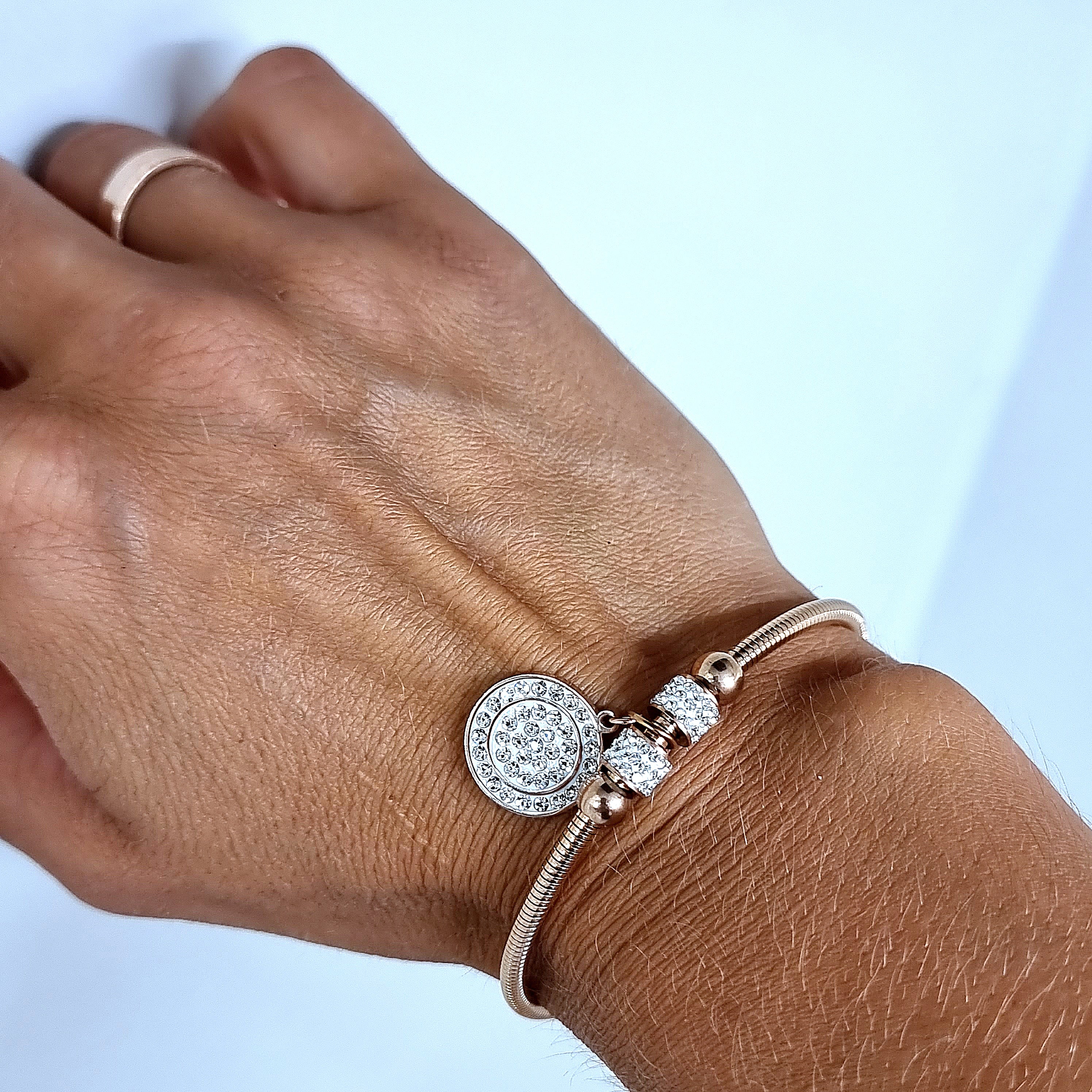 Apzeltīta rokassprādze, neizraisa alerģiju, kvalitatīva, neapsūbē. Drošs pirkums, ātra piegāde, plašs sortiments, vienkāršota atgriešana. Klasiska ķēdīte, rokas…