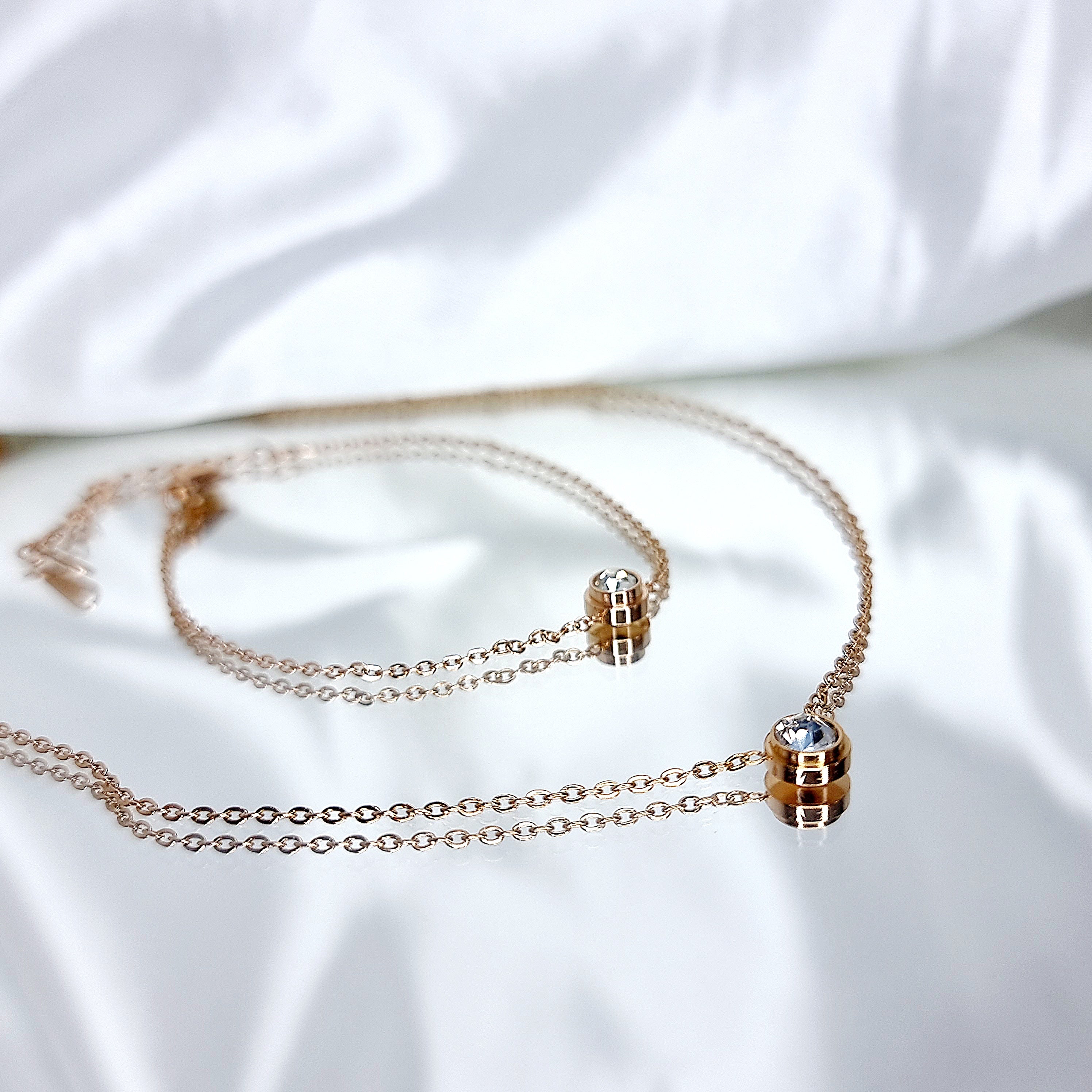 Apzeltīts rotu komplekts, neizraisa alerģiju, kvalitatīvs zelts, neapsūbē, mitrumizturīgs. Drošs pirkums, ātra piegāde, plašs sortiments, vienkāršota atgriešana…