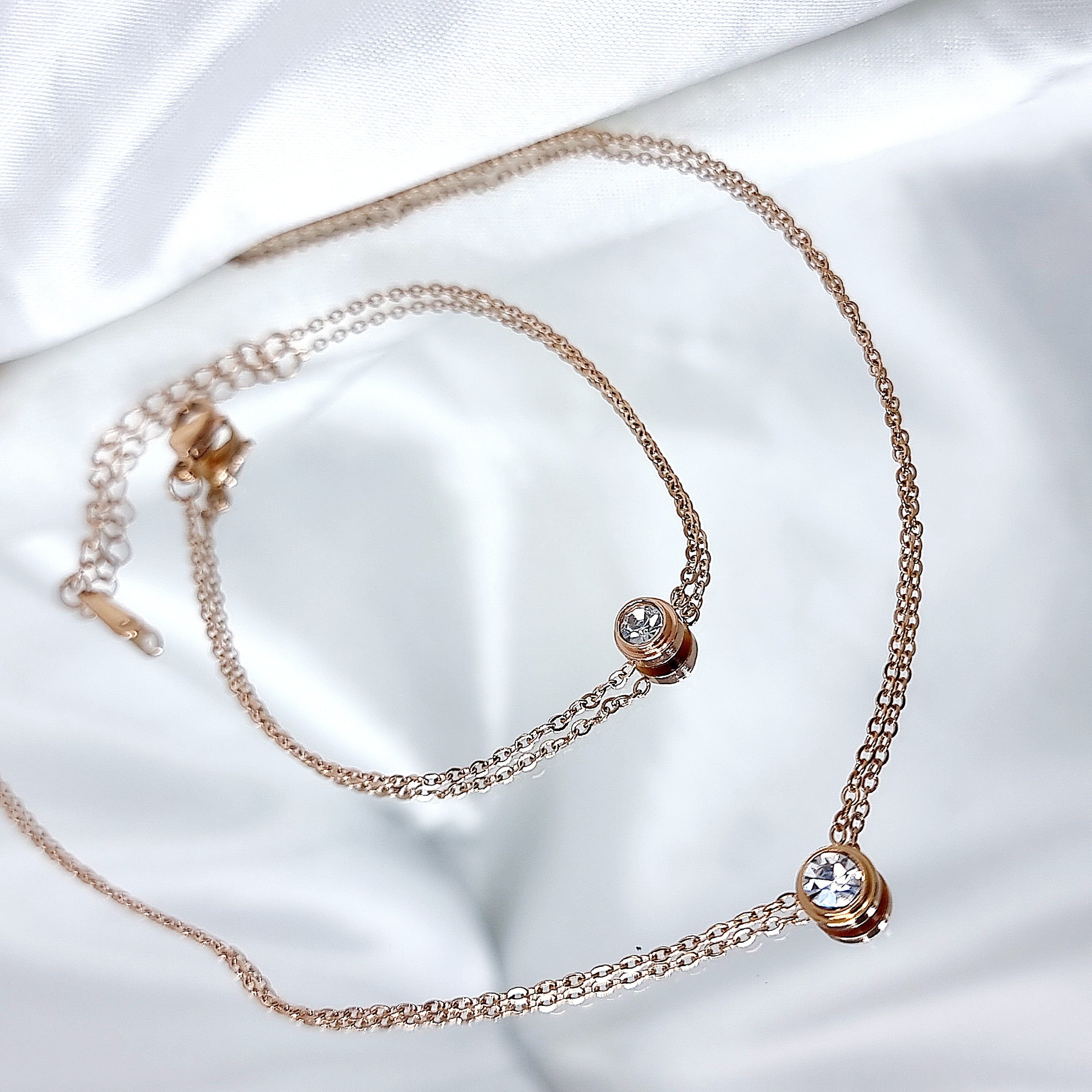 Apzeltīts rotu komplekts, neizraisa alerģiju, kvalitatīvs zelts, neapsūbē, mitrumizturīgs. Drošs pirkums, ātra piegāde, plašs sortiments, vienkāršota atgriešana…