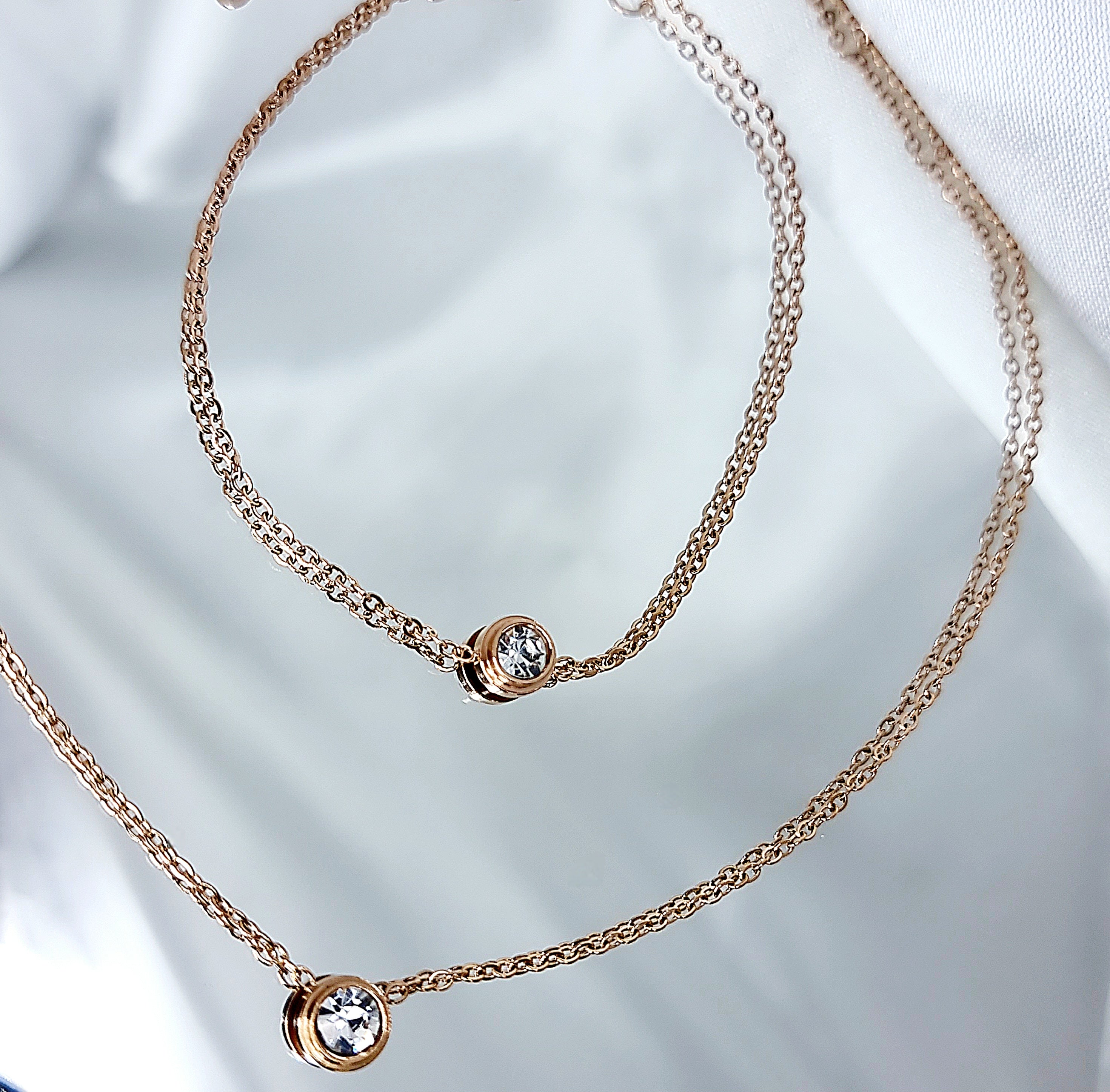 Apzeltīts rotu komplekts, neizraisa alerģiju, kvalitatīvs zelts, neapsūbē, mitrumizturīgs. Drošs pirkums, ātra piegāde, plašs sortiments, vienkāršota atgriešana…