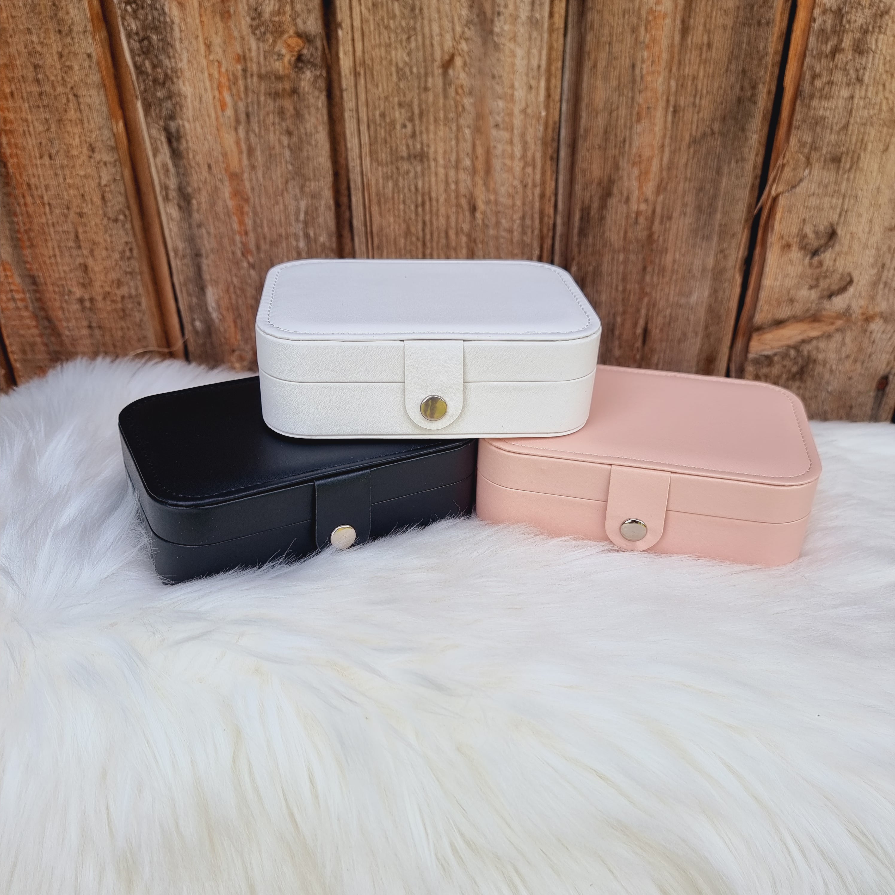 Gaumīga un skaista kastīte rotu dāvināšanai un uzglabāšanai. Drošs pirkums, ātra piegāde, plašs sortiments, vienkāršota atgriešana. Tiek uzglabāti apzeltīti aus…