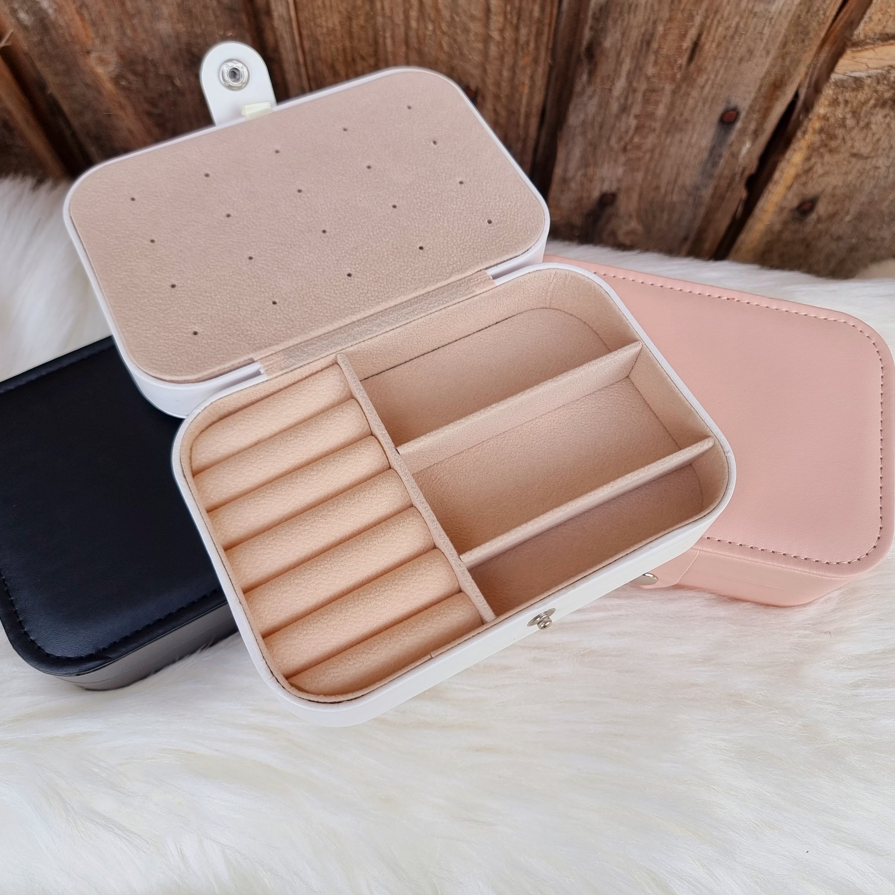 Gaumīga un skaista kastīte rotu dāvināšanai un uzglabāšanai. Drošs pirkums, ātra piegāde, plašs sortiments, vienkāršota atgriešana. Tiek uzglabāti apzeltīti aus…