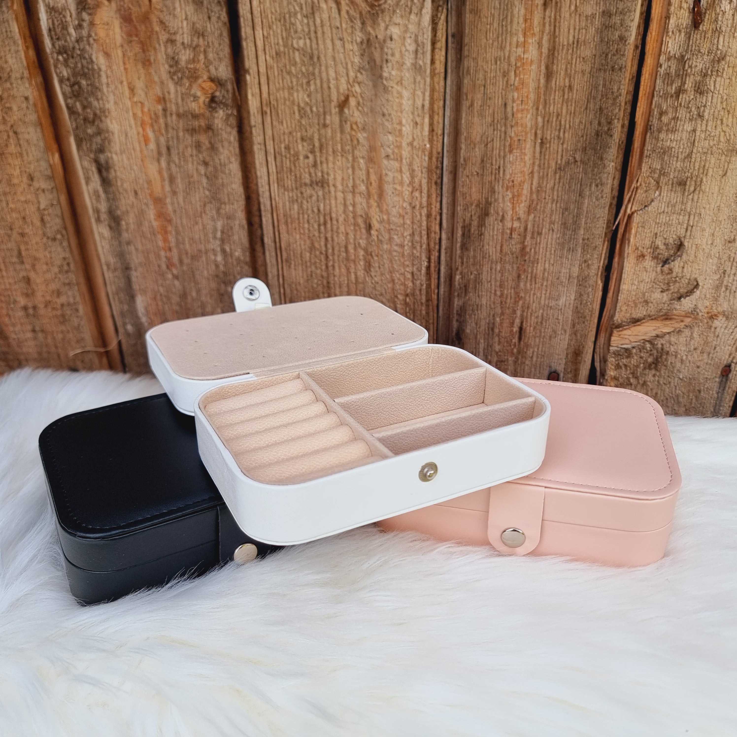 Gaumīga un skaista kastīte rotu dāvināšanai un uzglabāšanai. Drošs pirkums, ātra piegāde, plašs sortiments, vienkāršota atgriešana. Tiek uzglabāti apzeltīti aus…