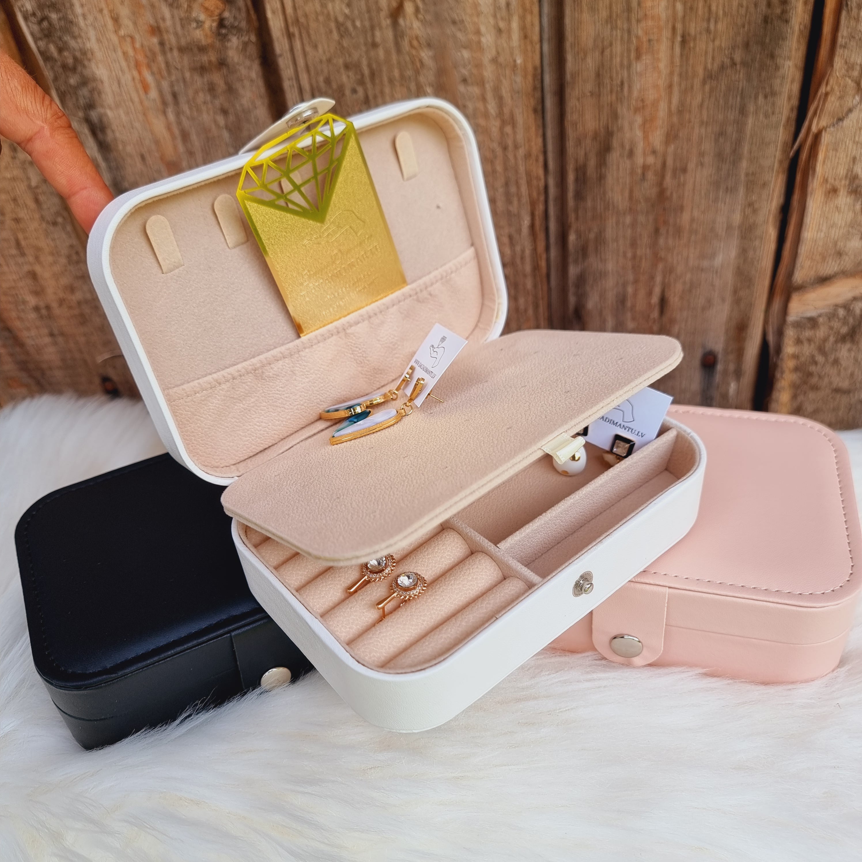 Gaumīga un skaista kastīte rotu dāvināšanai un uzglabāšanai. Drošs pirkums, ātra piegāde, plašs sortiments, vienkāršota atgriešana. Tiek uzglabāti apzeltīti aus…