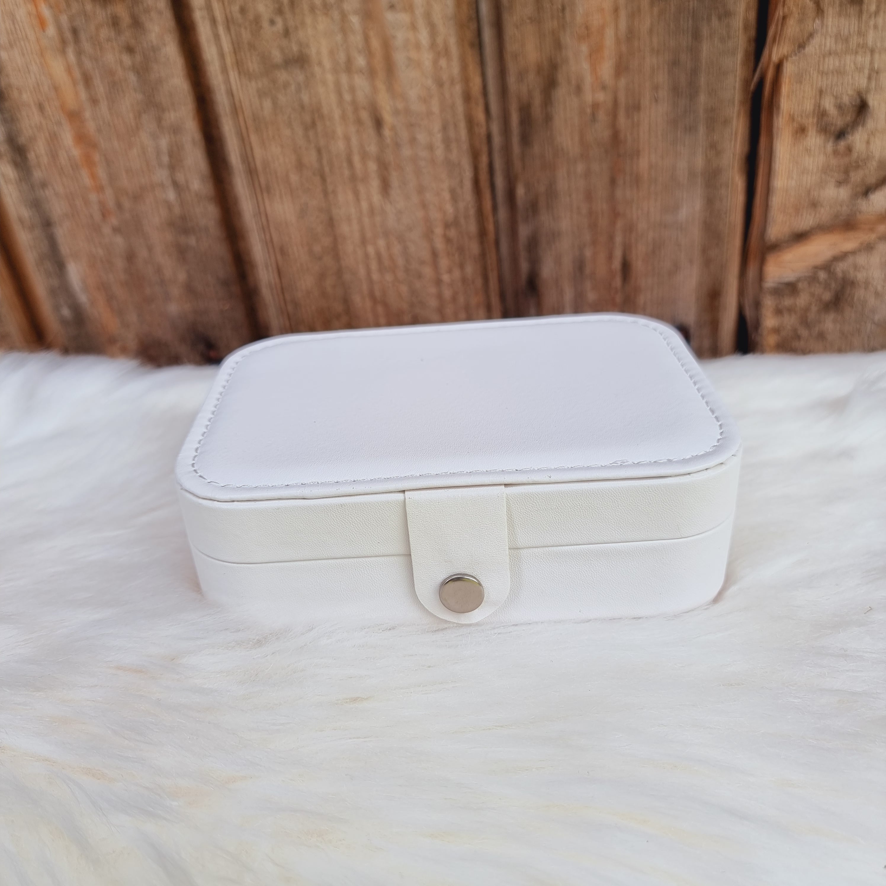 Gaumīga un skaista kastīte rotu dāvināšanai un uzglabāšanai. Drošs pirkums, ātra piegāde, plašs sortiments, vienkāršota atgriešana. Tiek uzglabāti apzeltīti aus…