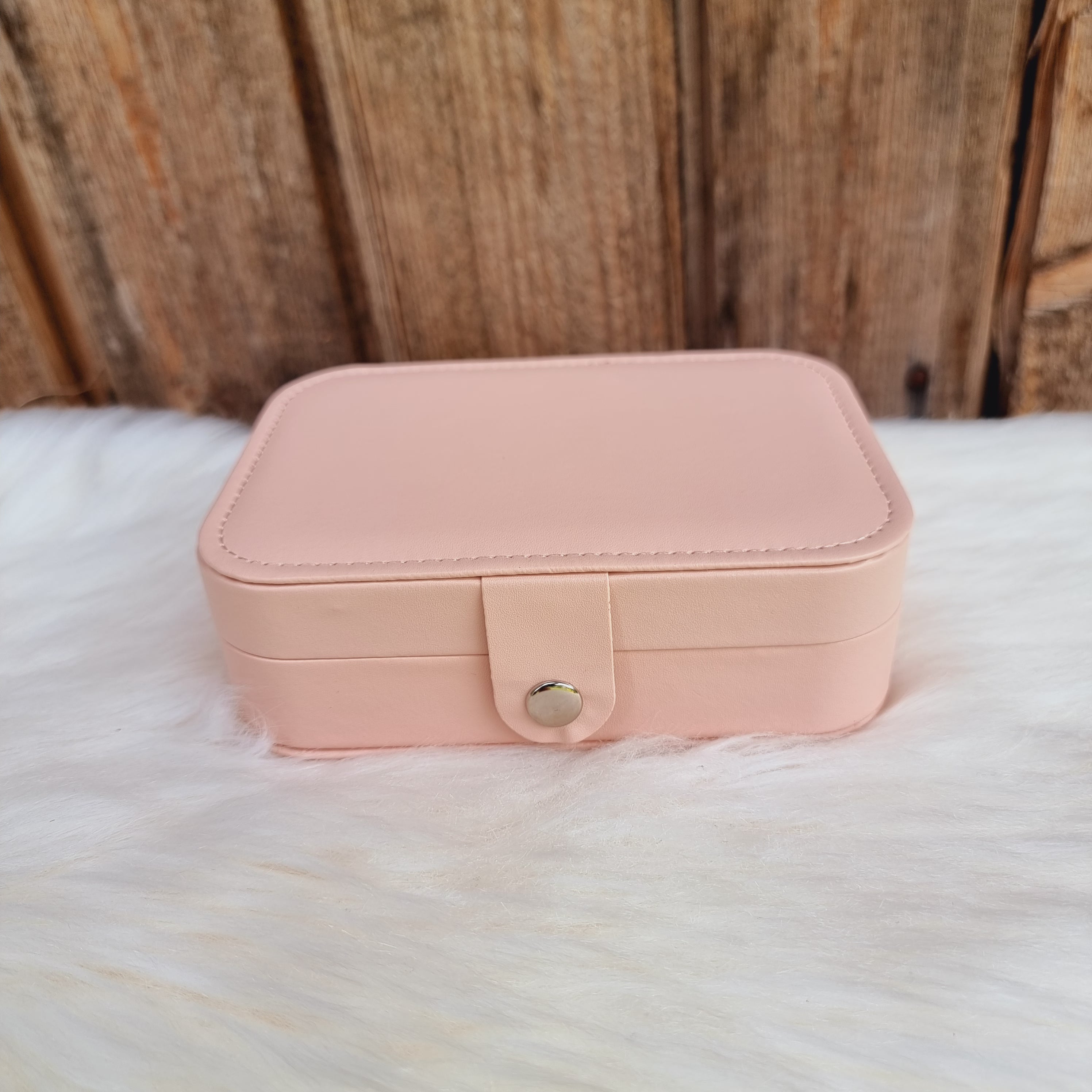 Gaumīga un skaista kastīte rotu dāvināšanai un uzglabāšanai. Drošs pirkums, ātra piegāde, plašs sortiments, vienkāršota atgriešana. Tiek uzglabāti apzeltīti aus…