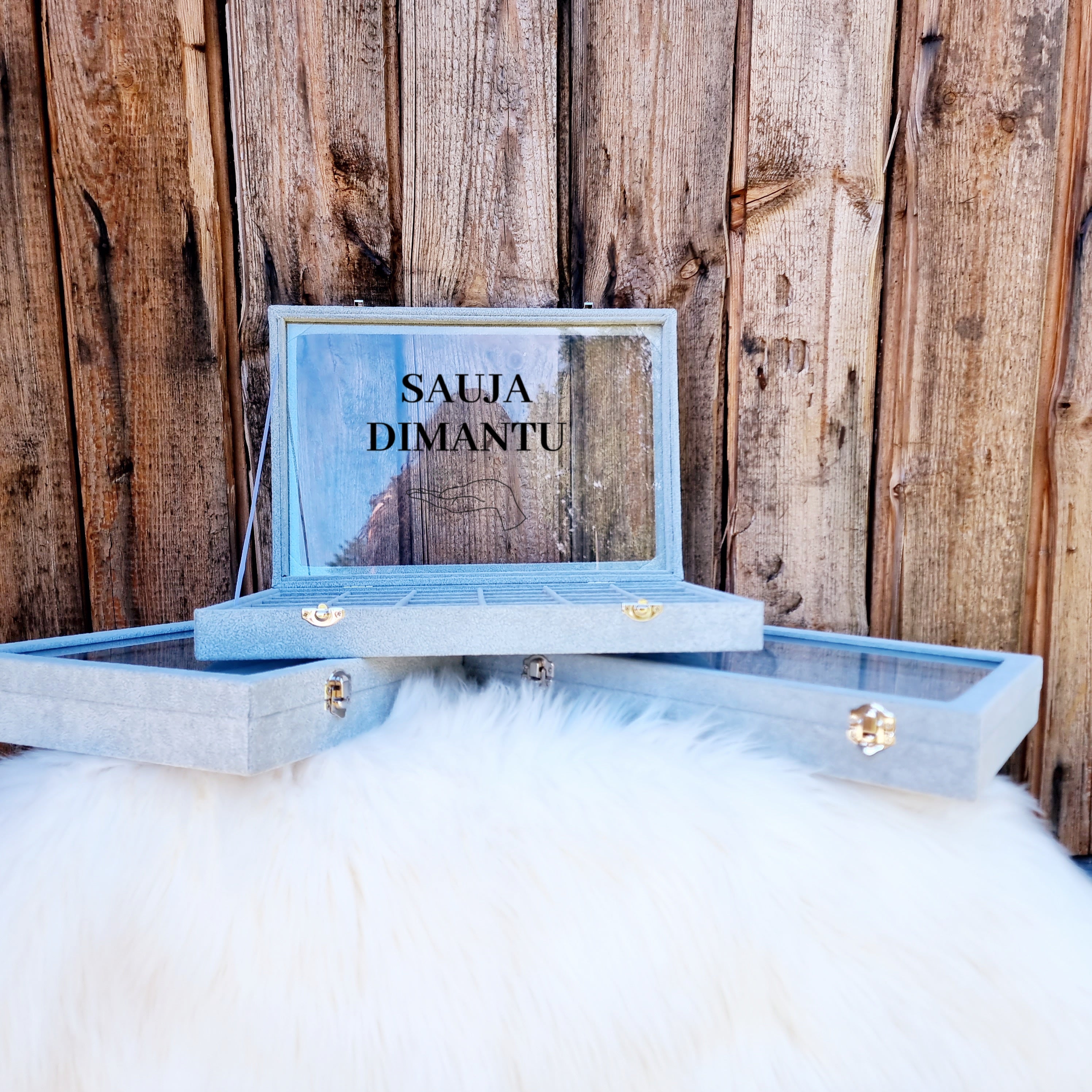 Gaumīga un skaista kastīte rotu dāvināšanai un uzglabāšanai. Drošs pirkums, ātra piegāde, plašs sortiments, vienkāršota atgriešana. Tiek uzglabāti apzeltīti aus…