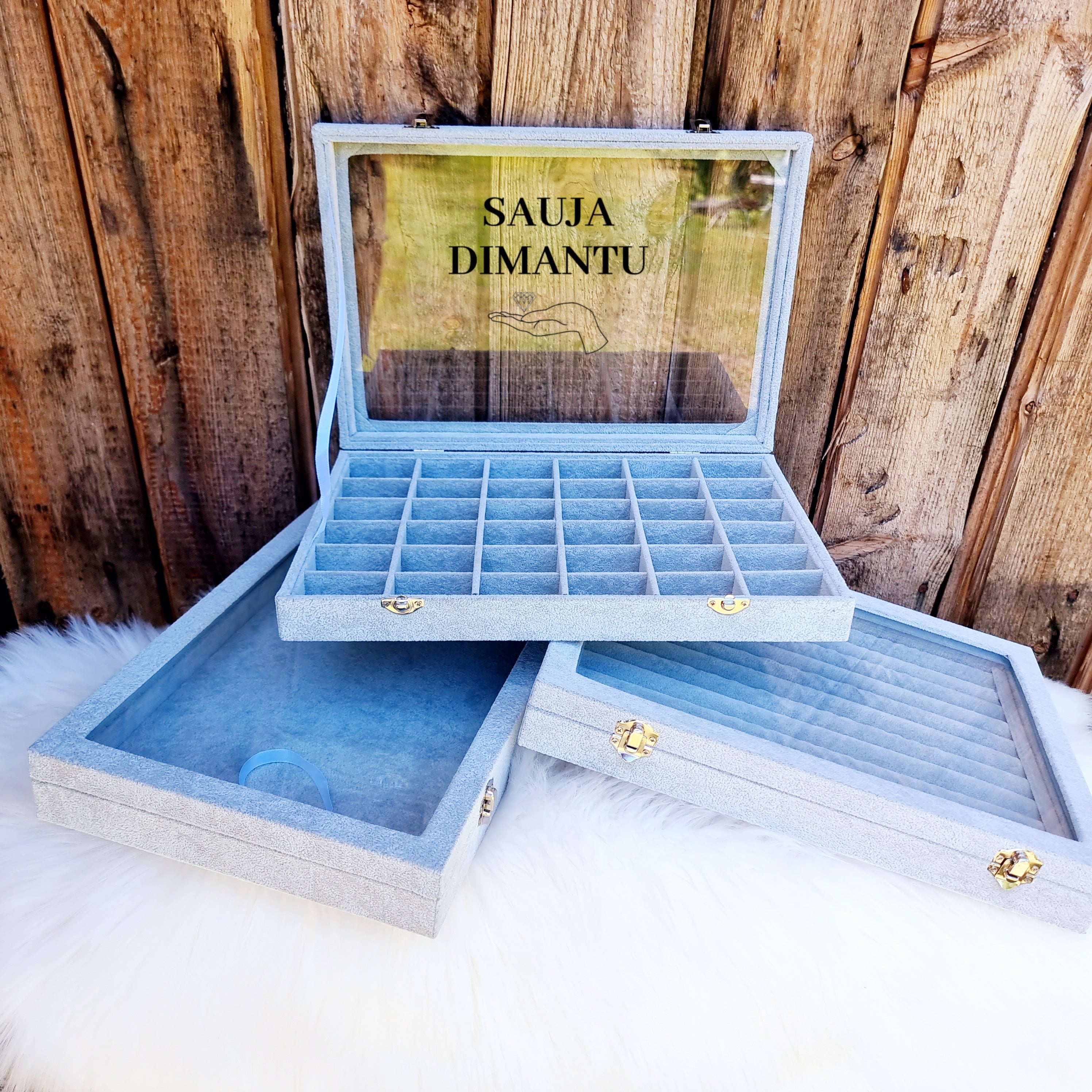 Gaumīga un skaista kastīte rotu dāvināšanai un uzglabāšanai. Drošs pirkums, ātra piegāde, plašs sortiments, vienkāršota atgriešana. Tiek uzglabāti apzeltīti aus…