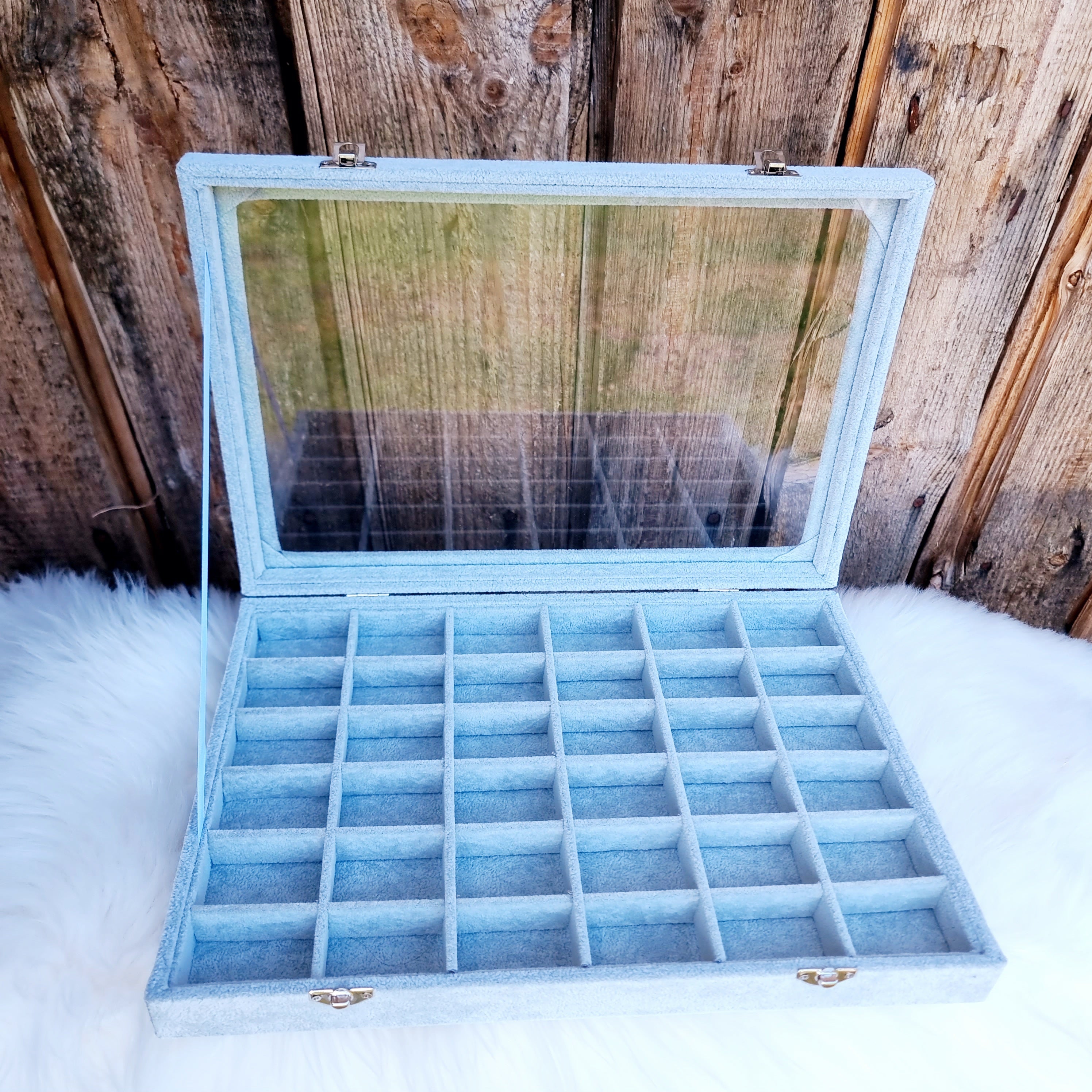 Gaumīga un skaista kastīte rotu dāvināšanai un uzglabāšanai. Drošs pirkums, ātra piegāde, plašs sortiments, vienkāršota atgriešana. Tiek uzglabāti apzeltīti aus…