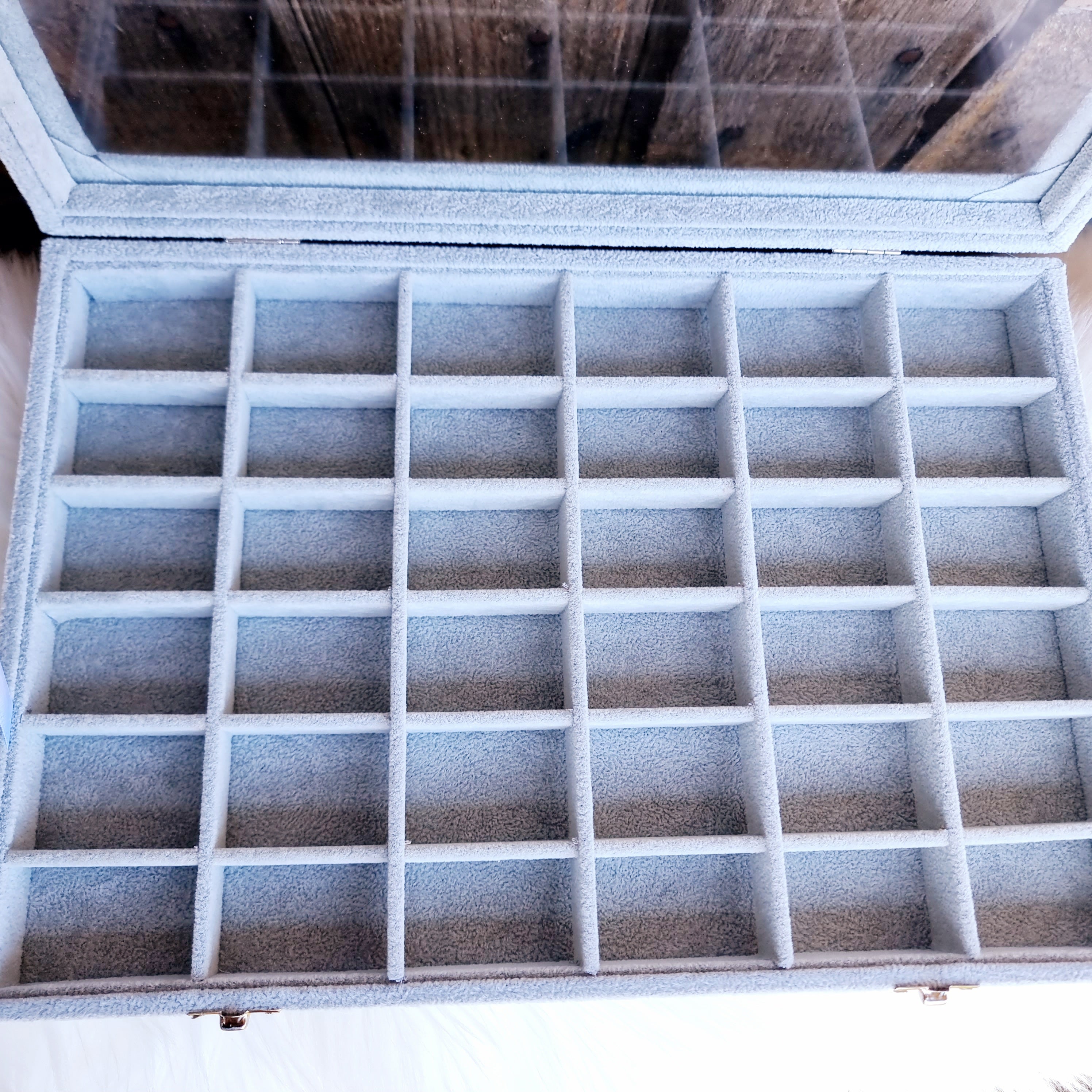 Gaumīga un skaista kastīte rotu dāvināšanai un uzglabāšanai. Drošs pirkums, ātra piegāde, plašs sortiments, vienkāršota atgriešana. Tiek uzglabāti apzeltīti aus…