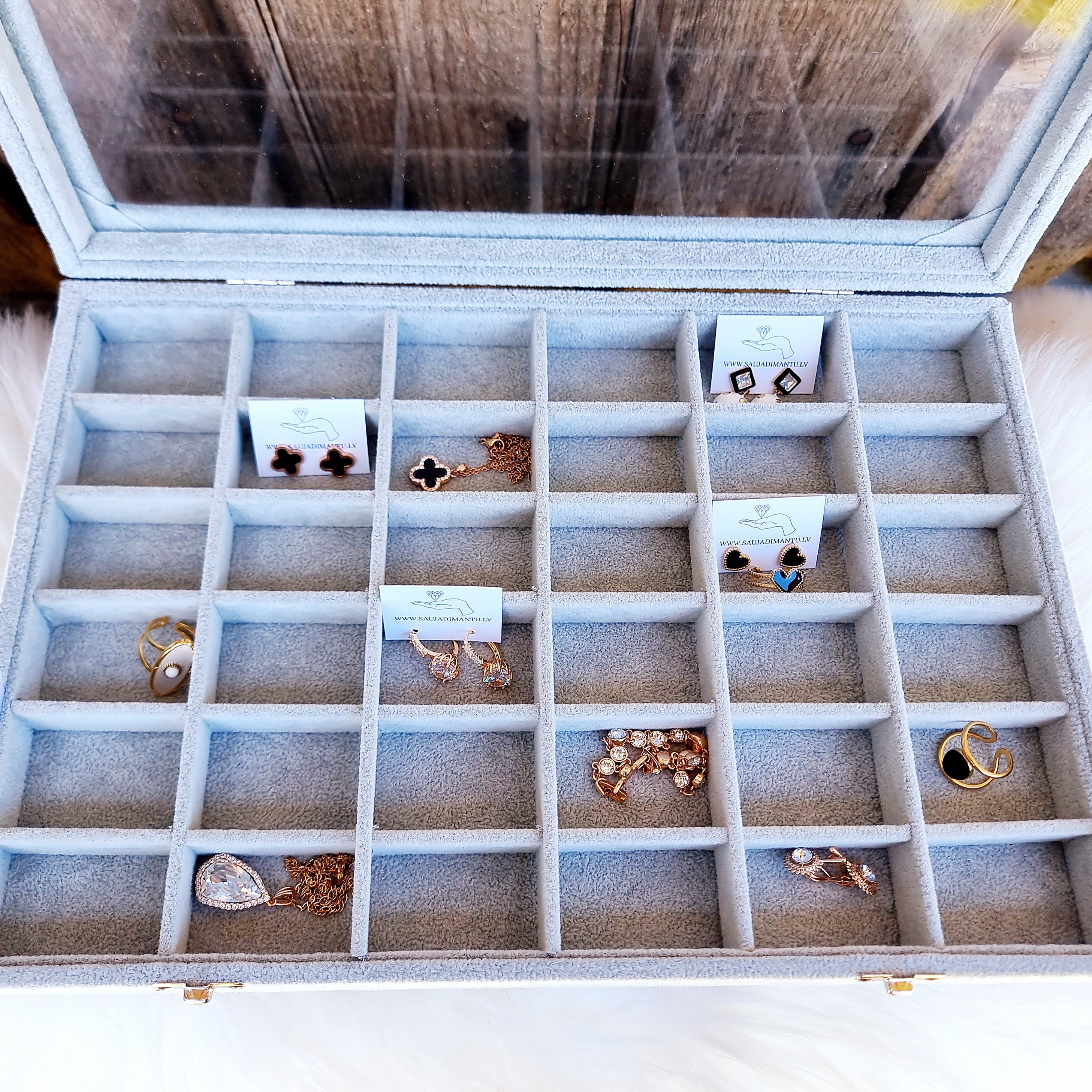 Gaumīga un skaista kastīte rotu dāvināšanai un uzglabāšanai. Drošs pirkums, ātra piegāde, plašs sortiments, vienkāršota atgriešana. Tiek uzglabāti apzeltīti aus…