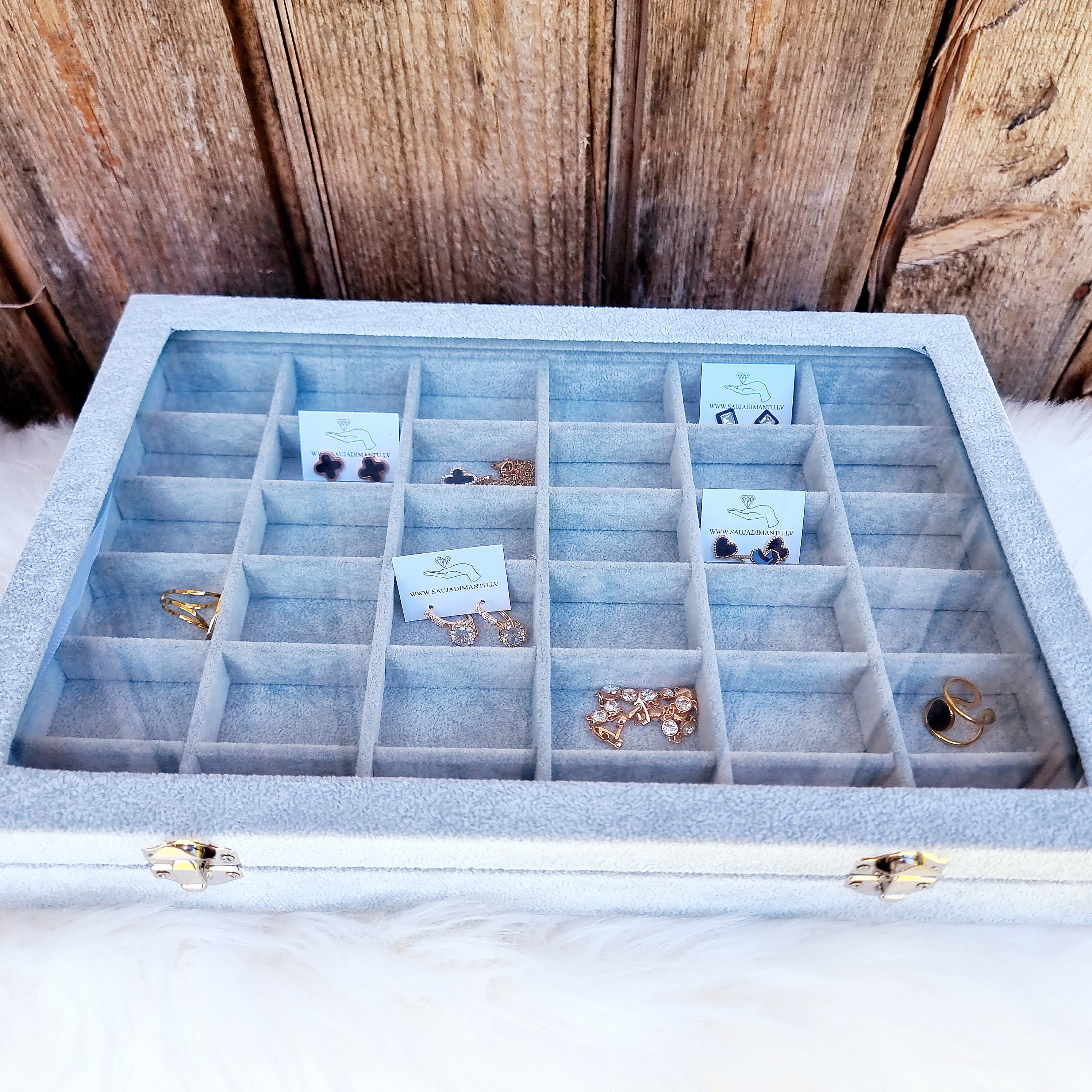 Gaumīga un skaista kastīte rotu dāvināšanai un uzglabāšanai. Drošs pirkums, ātra piegāde, plašs sortiments, vienkāršota atgriešana. Tiek uzglabāti apzeltīti aus…