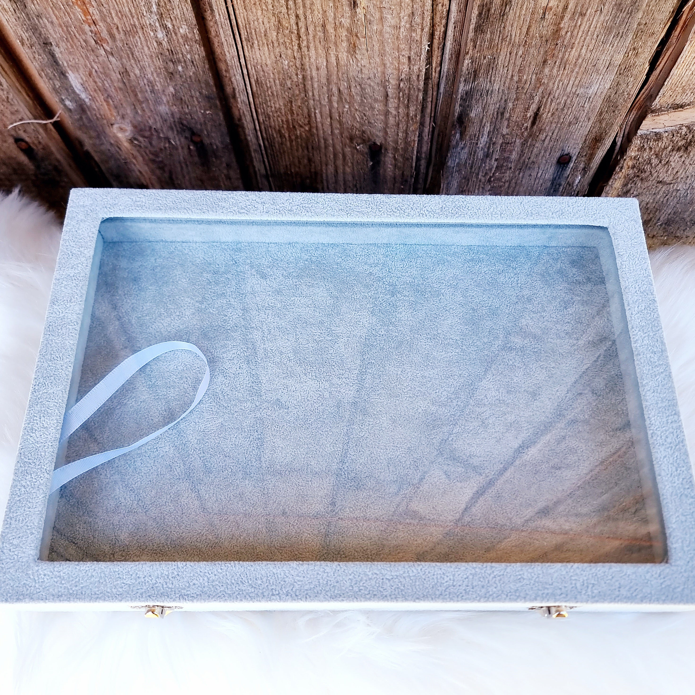 Gaumīga un skaista kastīte rotu dāvināšanai un uzglabāšanai. Drošs pirkums, ātra piegāde, plašs sortiments, vienkāršota atgriešana. Tiek uzglabāti apzeltīti aus…