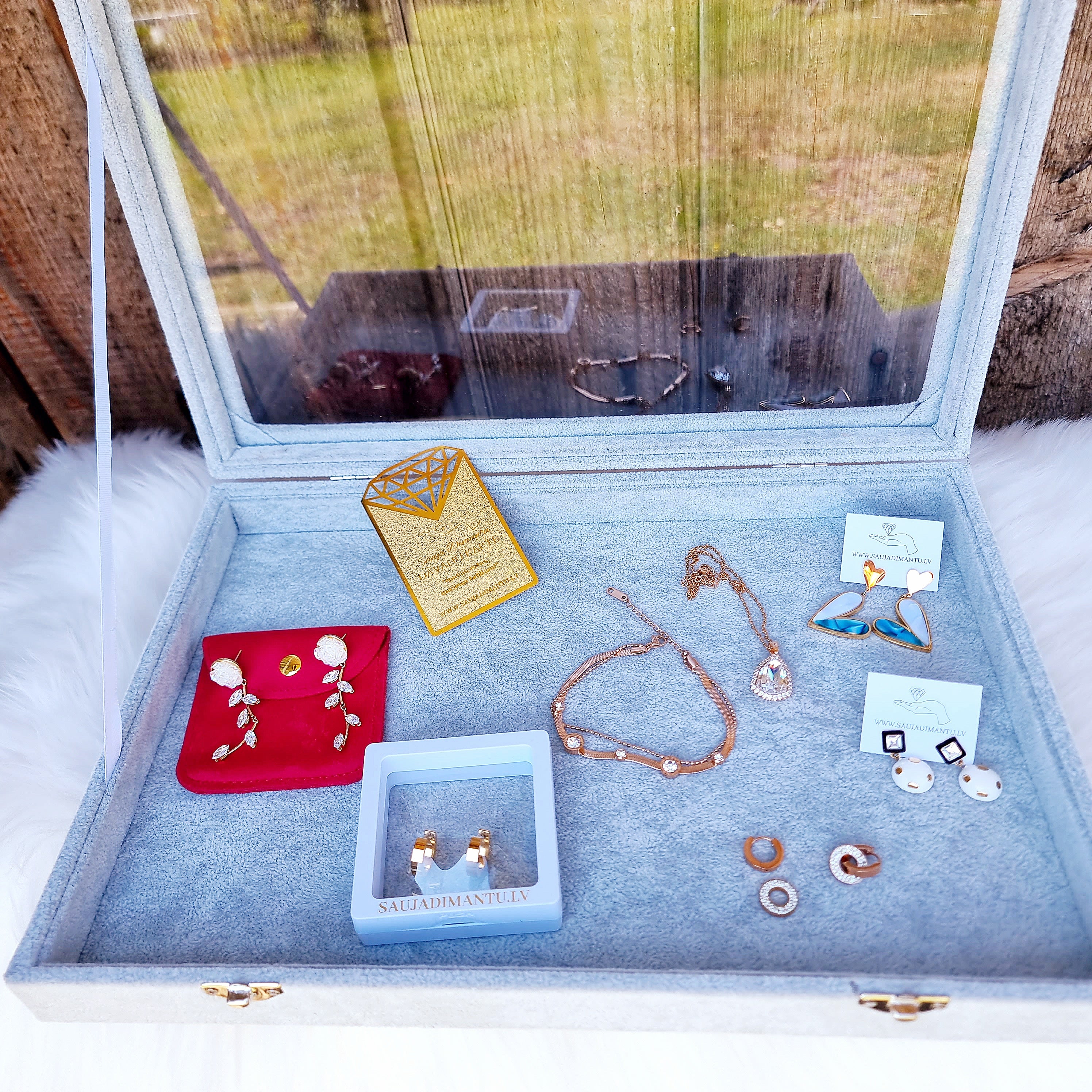 Gaumīga un skaista kastīte rotu dāvināšanai un uzglabāšanai. Drošs pirkums, ātra piegāde, plašs sortiments, vienkāršota atgriešana. Tiek uzglabāti apzeltīti aus…