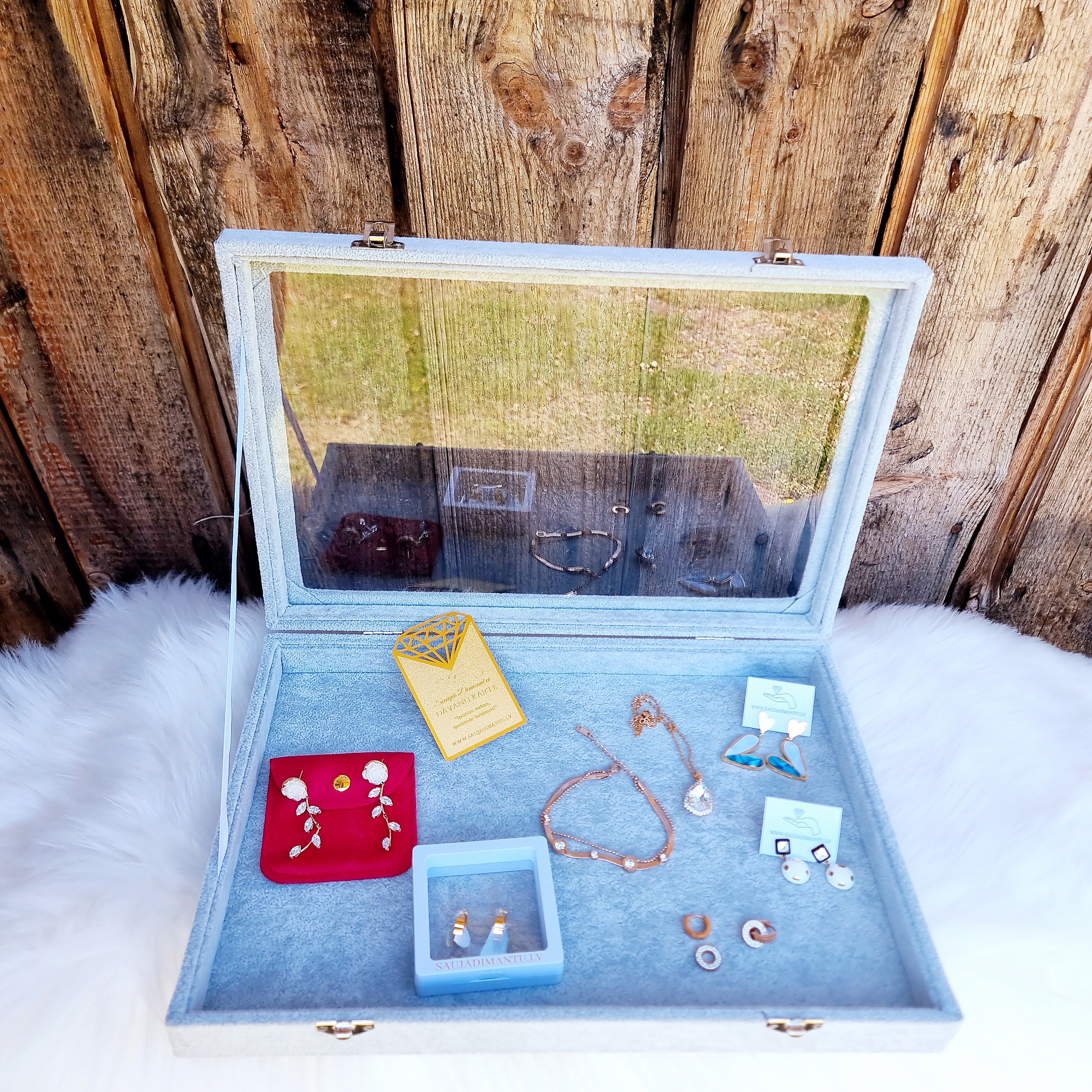 Gaumīga un skaista kastīte rotu dāvināšanai un uzglabāšanai. Drošs pirkums, ātra piegāde, plašs sortiments, vienkāršota atgriešana. Tiek uzglabāti apzeltīti aus…