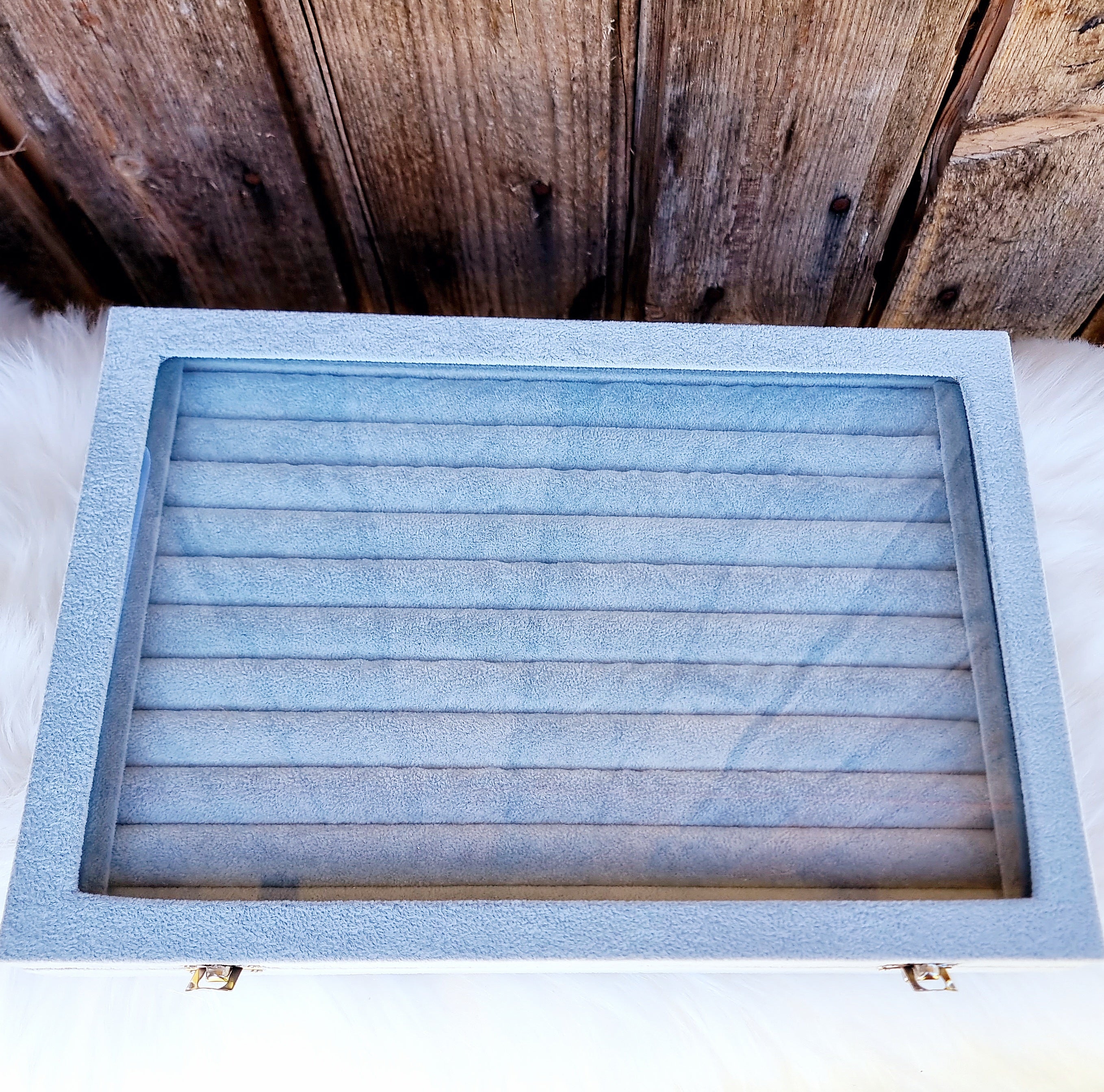 Gaumīga un skaista kastīte rotu dāvināšanai un uzglabāšanai. Drošs pirkums, ātra piegāde, plašs sortiments, vienkāršota atgriešana. Tiek uzglabāti apzeltīti aus…