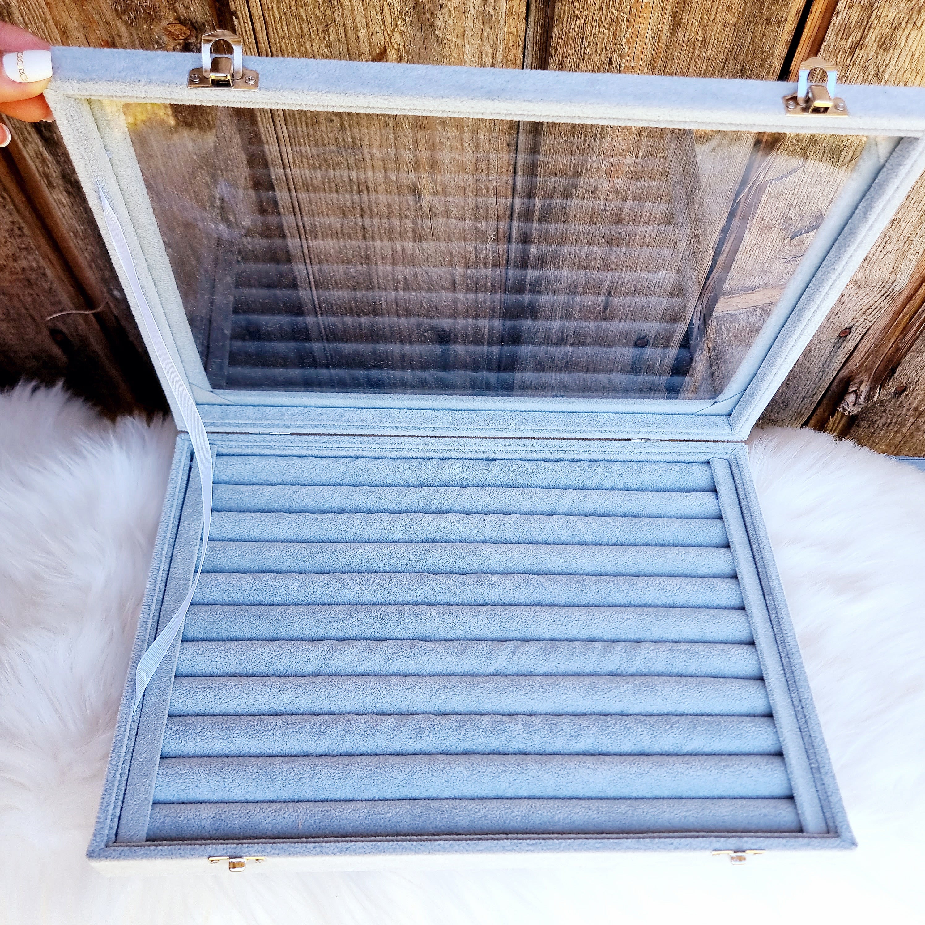 Gaumīga un skaista kastīte rotu dāvināšanai un uzglabāšanai. Drošs pirkums, ātra piegāde, plašs sortiments, vienkāršota atgriešana. Tiek uzglabāti apzeltīti aus…