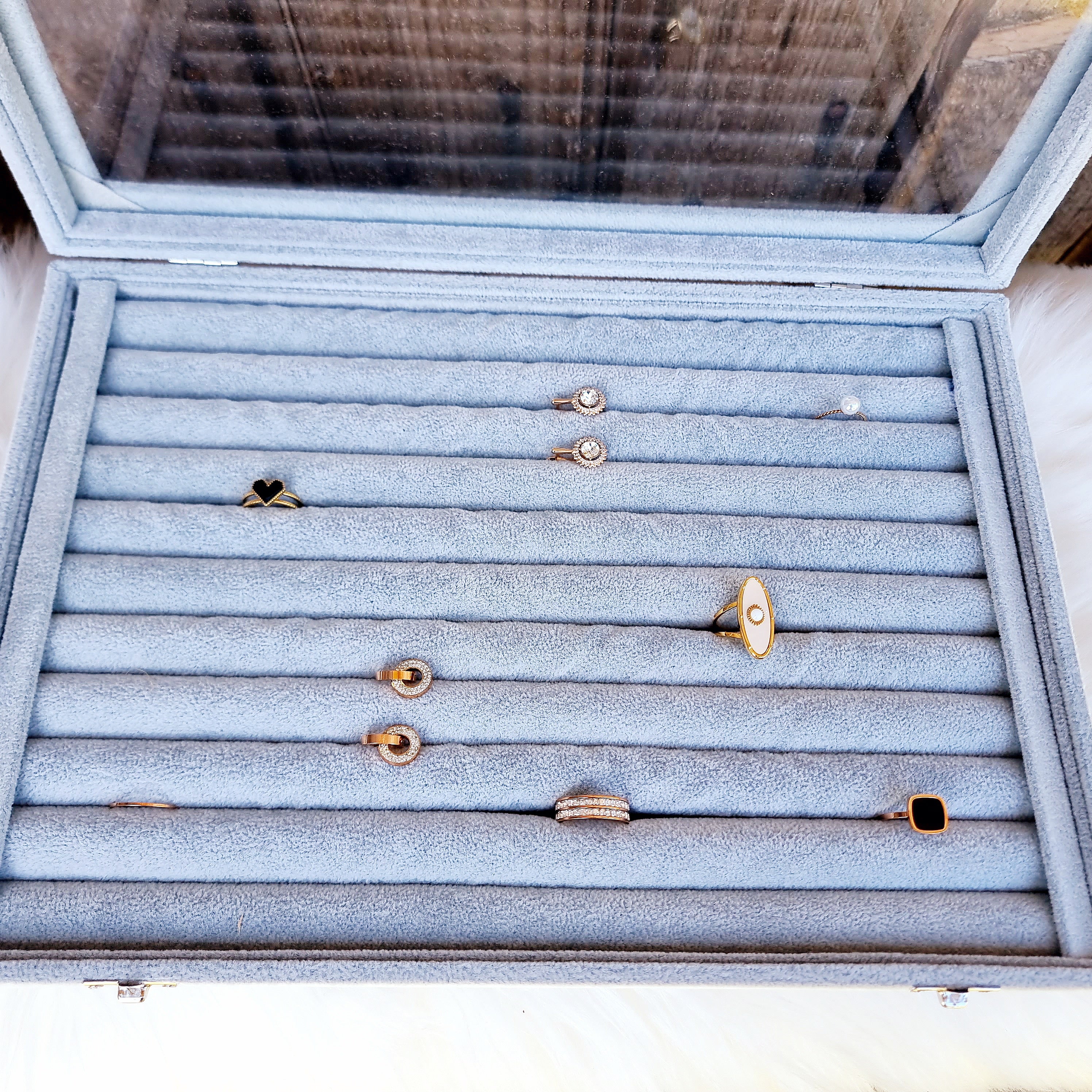 Gaumīga un skaista kastīte rotu dāvināšanai un uzglabāšanai. Drošs pirkums, ātra piegāde, plašs sortiments, vienkāršota atgriešana. Tiek uzglabāti apzeltīti aus…