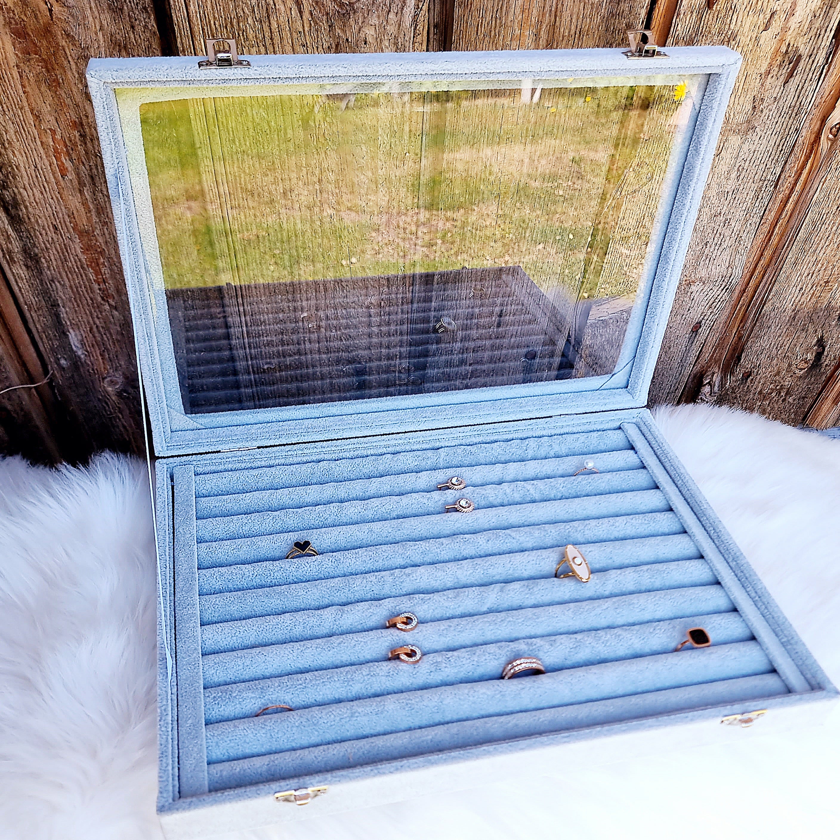 Gaumīga un skaista kastīte rotu dāvināšanai un uzglabāšanai. Drošs pirkums, ātra piegāde, plašs sortiments, vienkāršota atgriešana. Tiek uzglabāti apzeltīti aus…