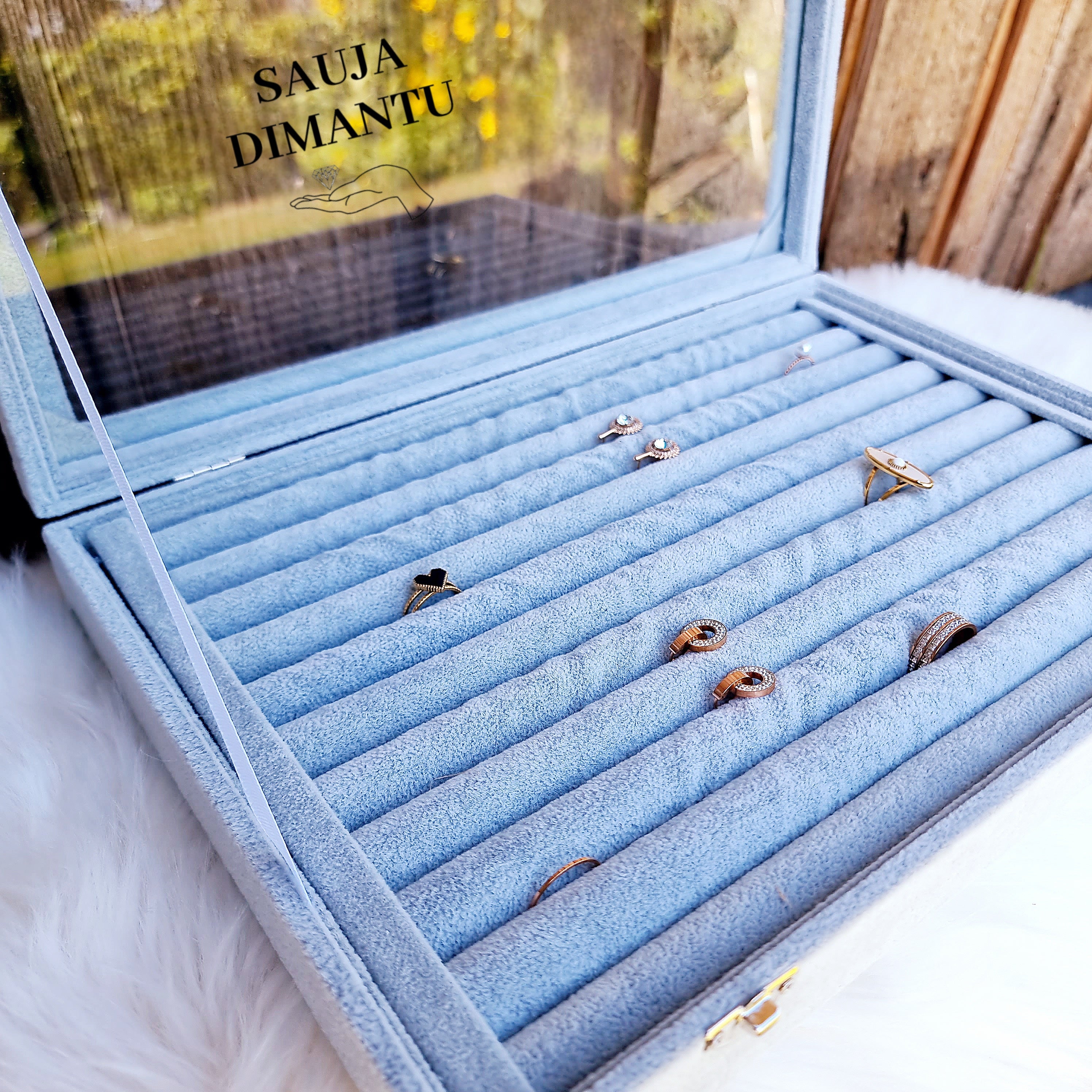 Gaumīga un skaista kastīte rotu dāvināšanai un uzglabāšanai. Drošs pirkums, ātra piegāde, plašs sortiments, vienkāršota atgriešana. Tiek uzglabāti apzeltīti aus…