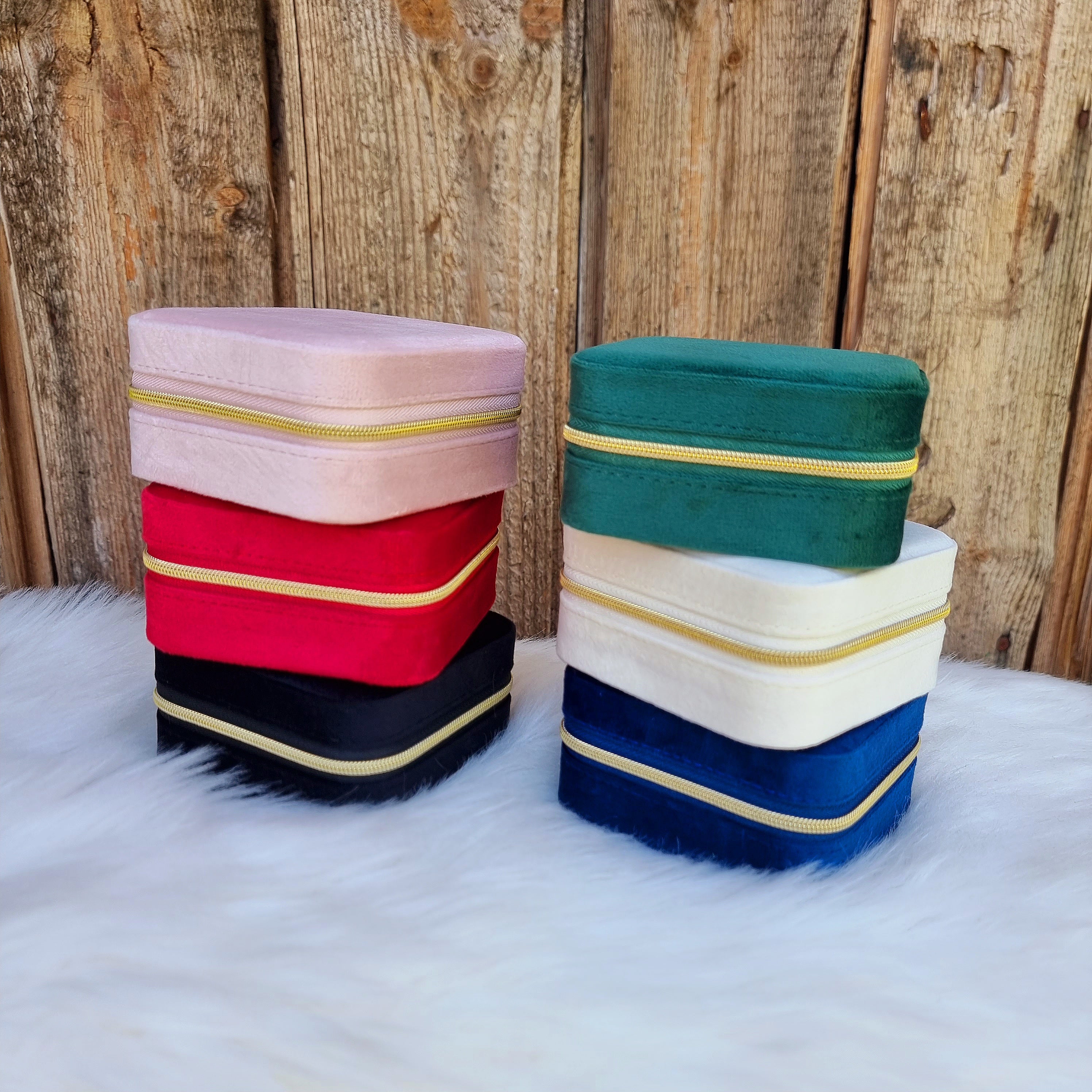 Gaumīga un skaista kastīte rotu dāvināšanai un uzglabāšanai. Drošs pirkums, ātra piegāde, plašs sortiments, vienkāršota atgriešana. Tiek uzglabāti apzeltīti aus…