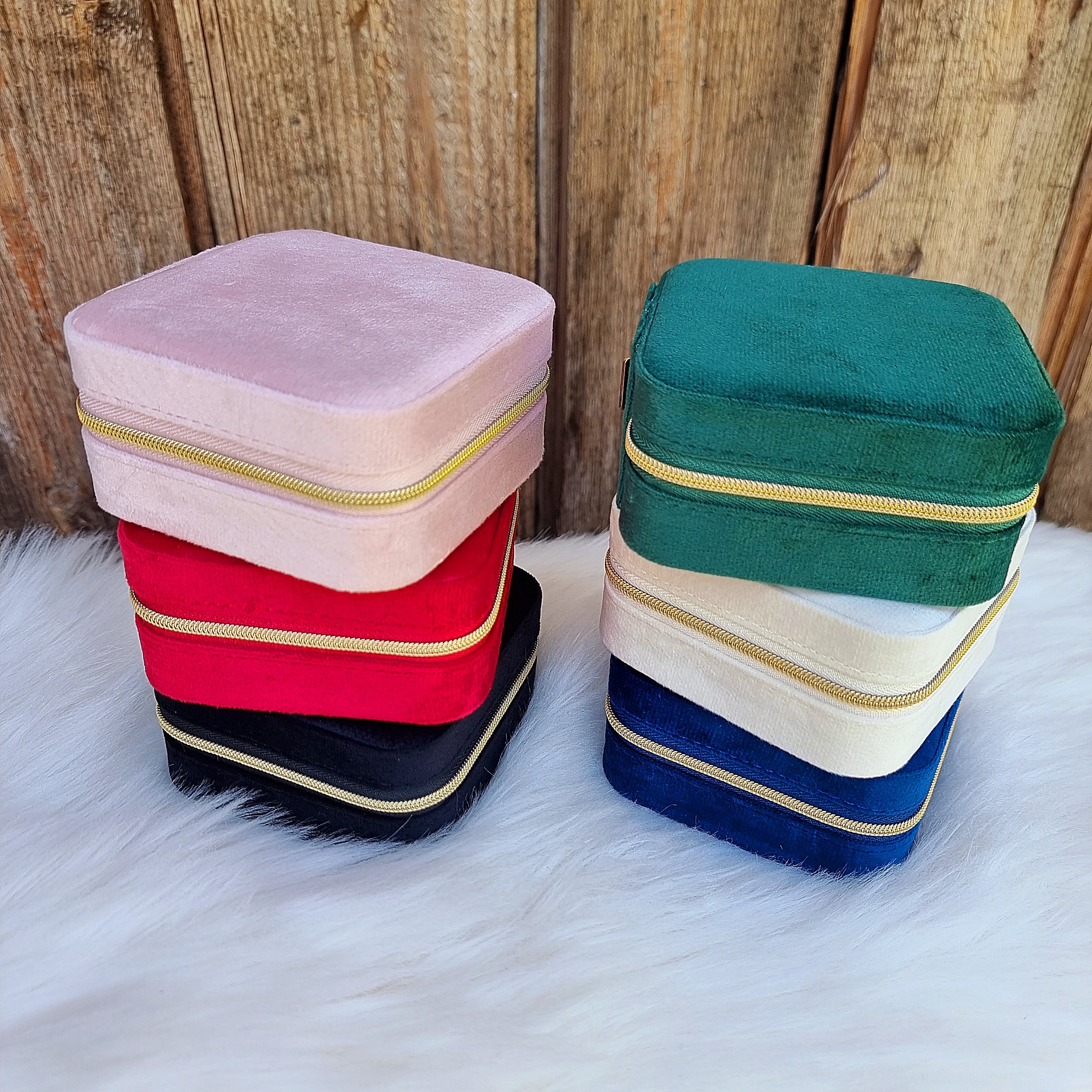 Gaumīga un skaista kastīte rotu dāvināšanai un uzglabāšanai. Drošs pirkums, ātra piegāde, plašs sortiments, vienkāršota atgriešana. Tiek uzglabāti apzeltīti aus…