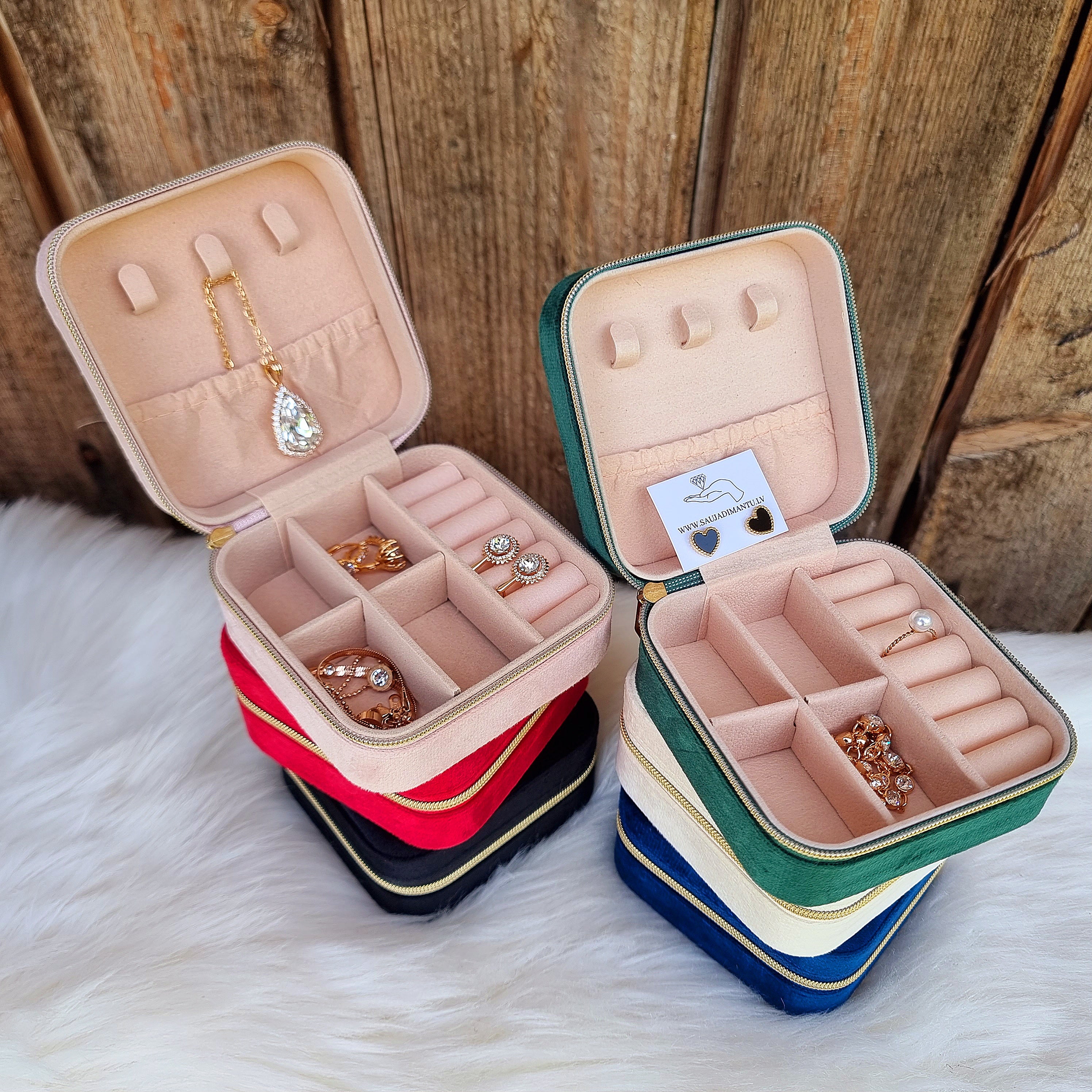 Gaumīga un skaista kastīte rotu dāvināšanai un uzglabāšanai. Drošs pirkums, ātra piegāde, plašs sortiments, vienkāršota atgriešana. Tiek uzglabāti apzeltīti aus…