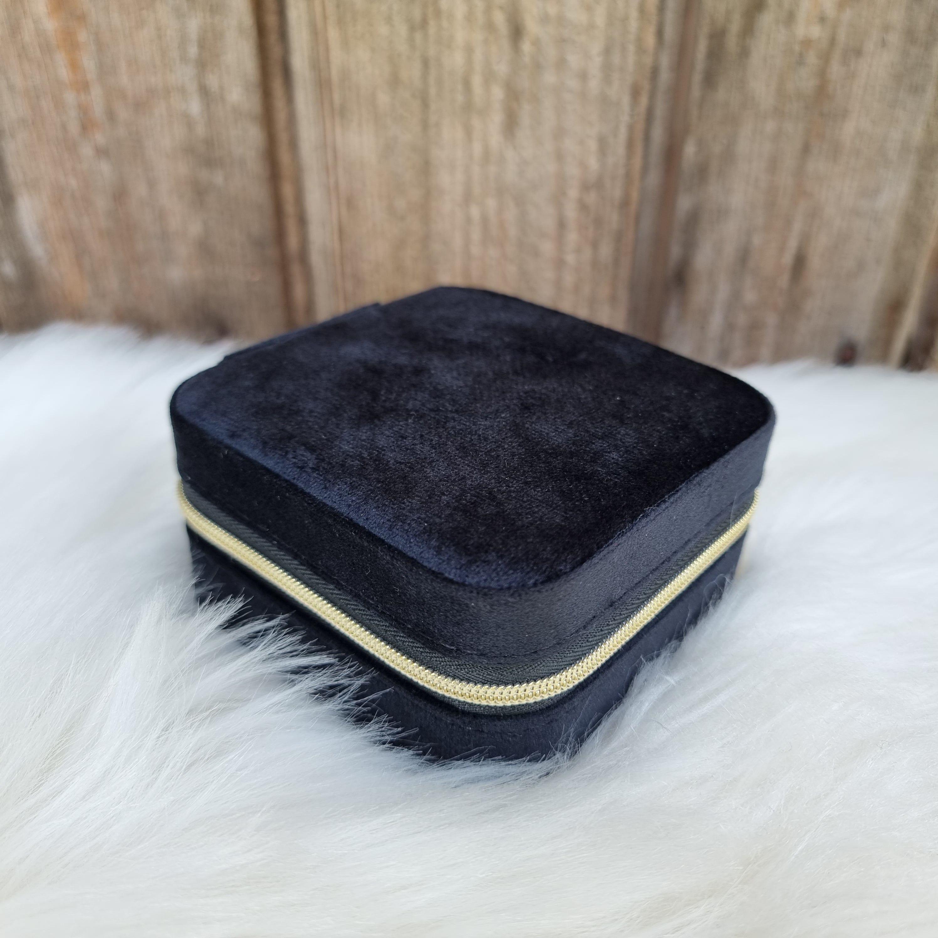 Gaumīga un skaista kastīte rotu dāvināšanai un uzglabāšanai. Drošs pirkums, ātra piegāde, plašs sortiments, vienkāršota atgriešana. Tiek uzglabāti apzeltīti aus…