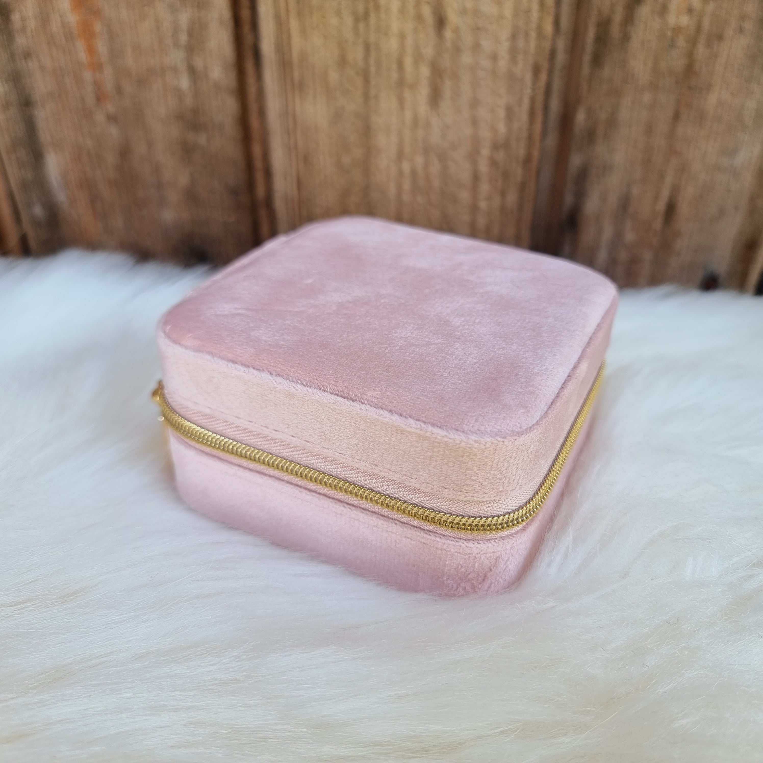 Gaumīga un skaista kastīte rotu dāvināšanai un uzglabāšanai. Drošs pirkums, ātra piegāde, plašs sortiments, vienkāršota atgriešana. Tiek uzglabāti apzeltīti aus…