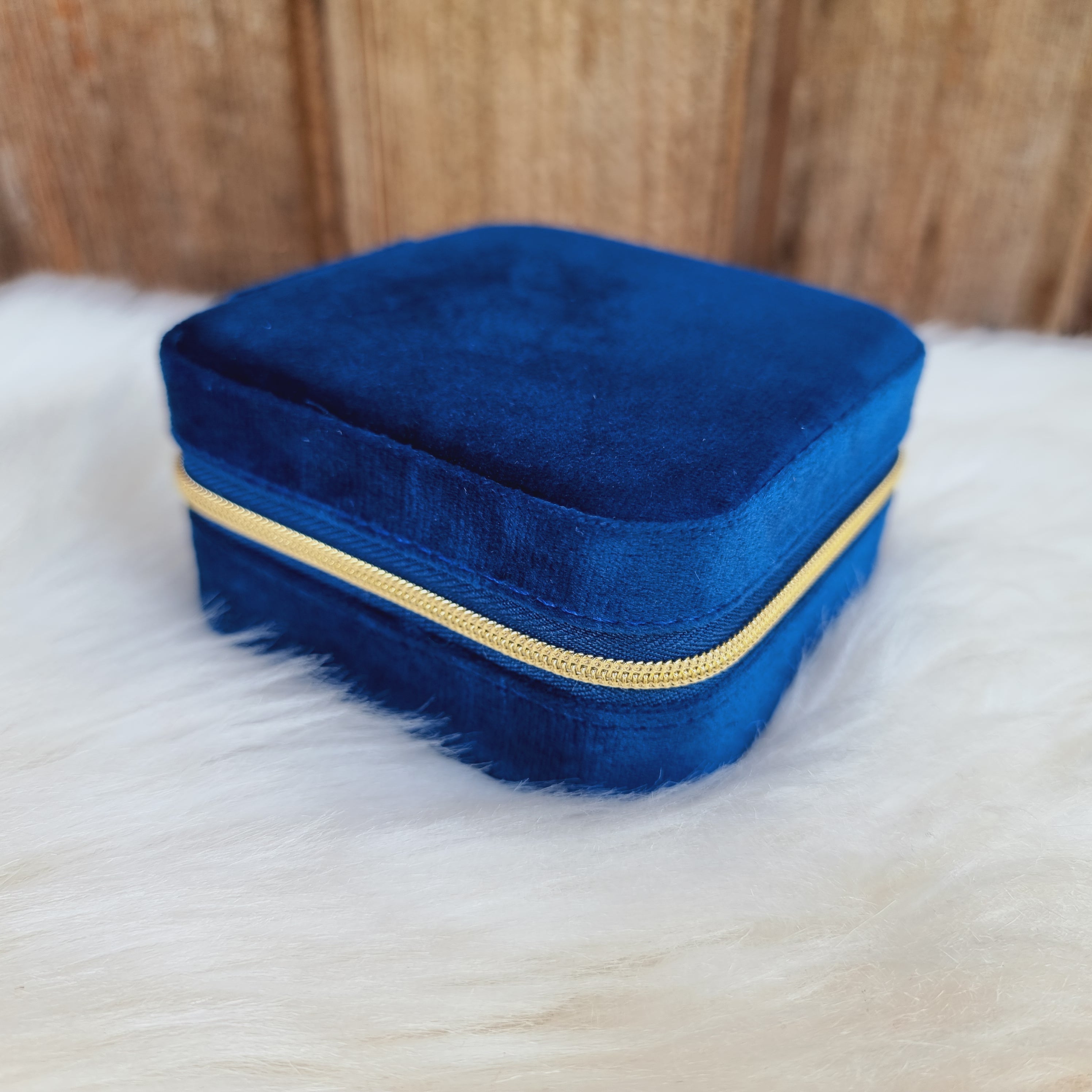 Gaumīga un skaista kastīte rotu dāvināšanai un uzglabāšanai. Drošs pirkums, ātra piegāde, plašs sortiments, vienkāršota atgriešana. Tiek uzglabāti apzeltīti aus…