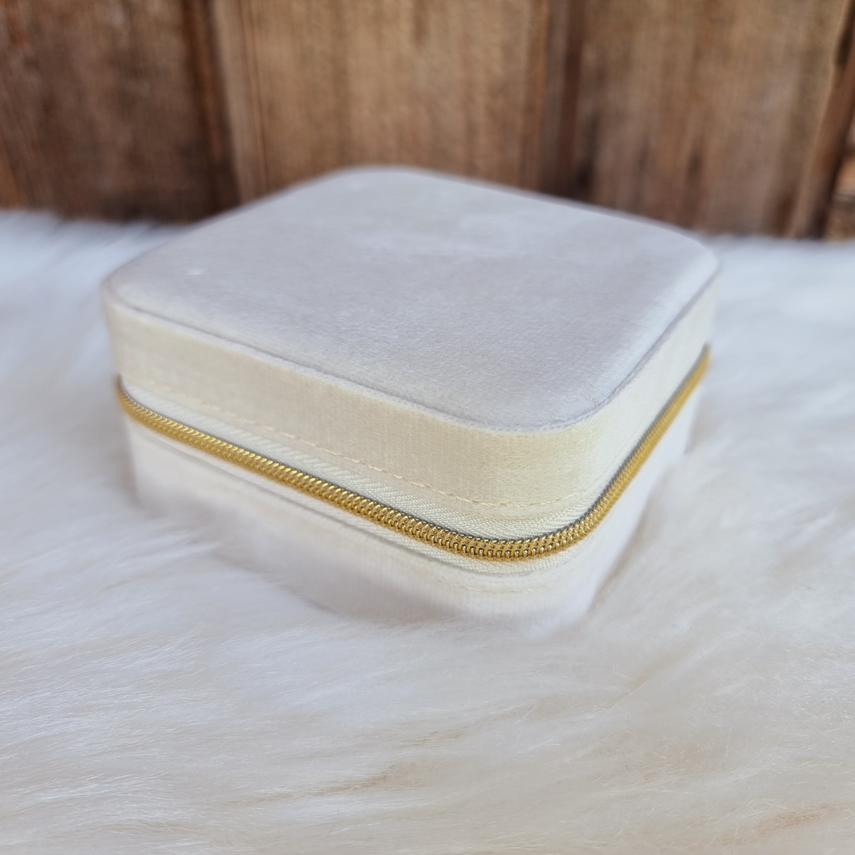 Gaumīga un skaista kastīte rotu dāvināšanai un uzglabāšanai. Drošs pirkums, ātra piegāde, plašs sortiments, vienkāršota atgriešana. Tiek uzglabāti apzeltīti aus…