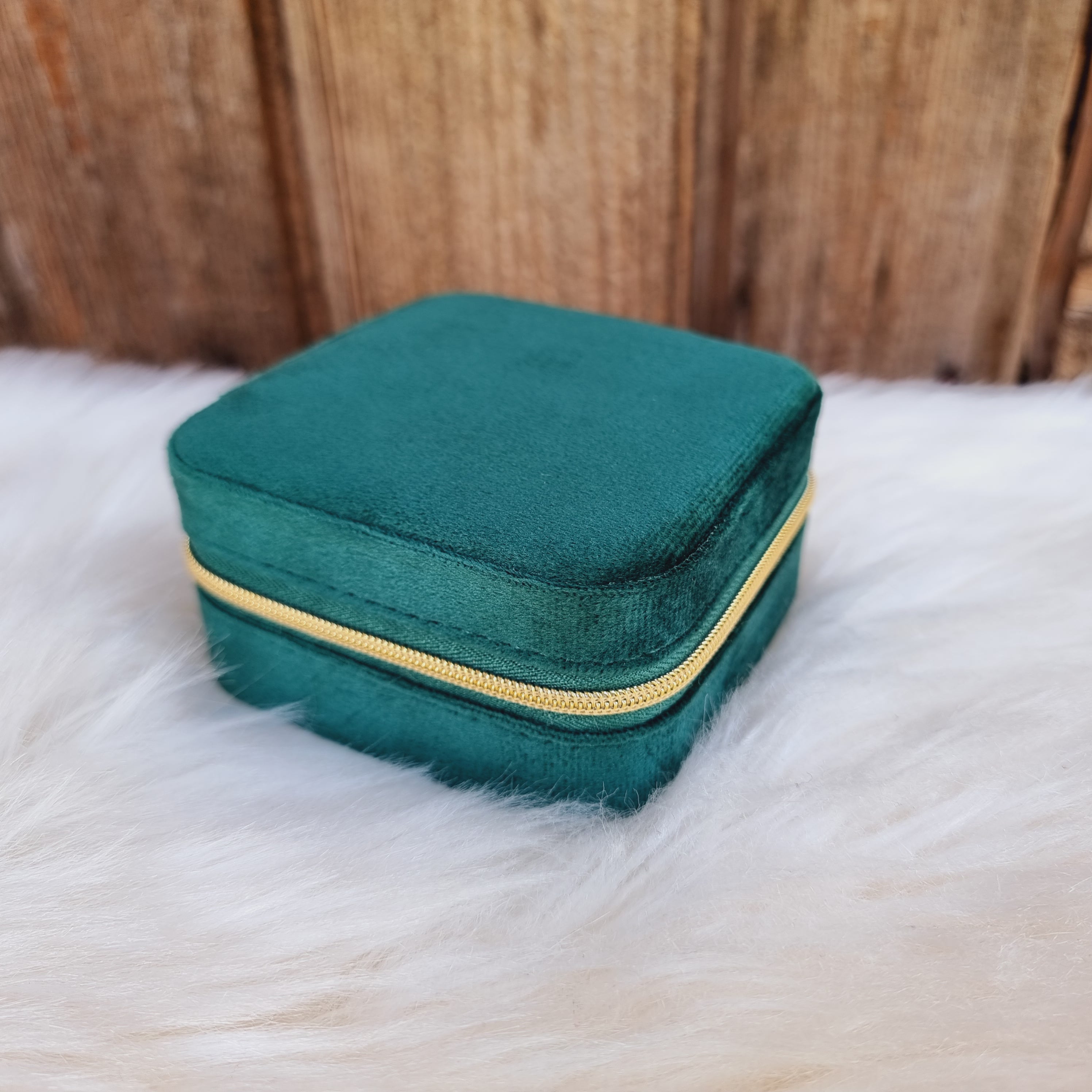 Gaumīga un skaista kastīte rotu dāvināšanai un uzglabāšanai. Drošs pirkums, ātra piegāde, plašs sortiments, vienkāršota atgriešana. Tiek uzglabāti apzeltīti aus…