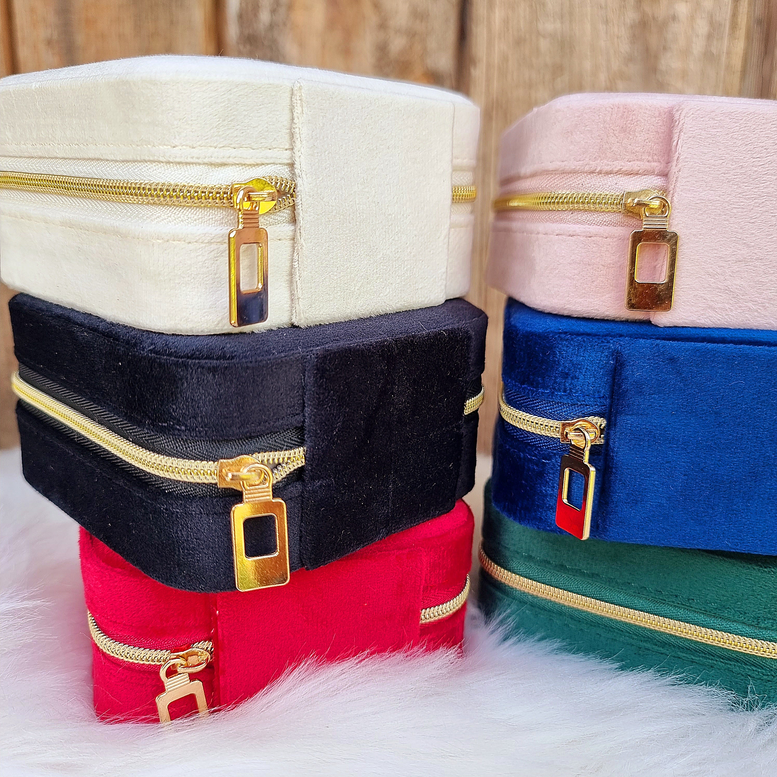 Gaumīga un skaista kastīte rotu dāvināšanai un uzglabāšanai. Drošs pirkums, ātra piegāde, plašs sortiments, vienkāršota atgriešana. Tiek uzglabāti apzeltīti aus…