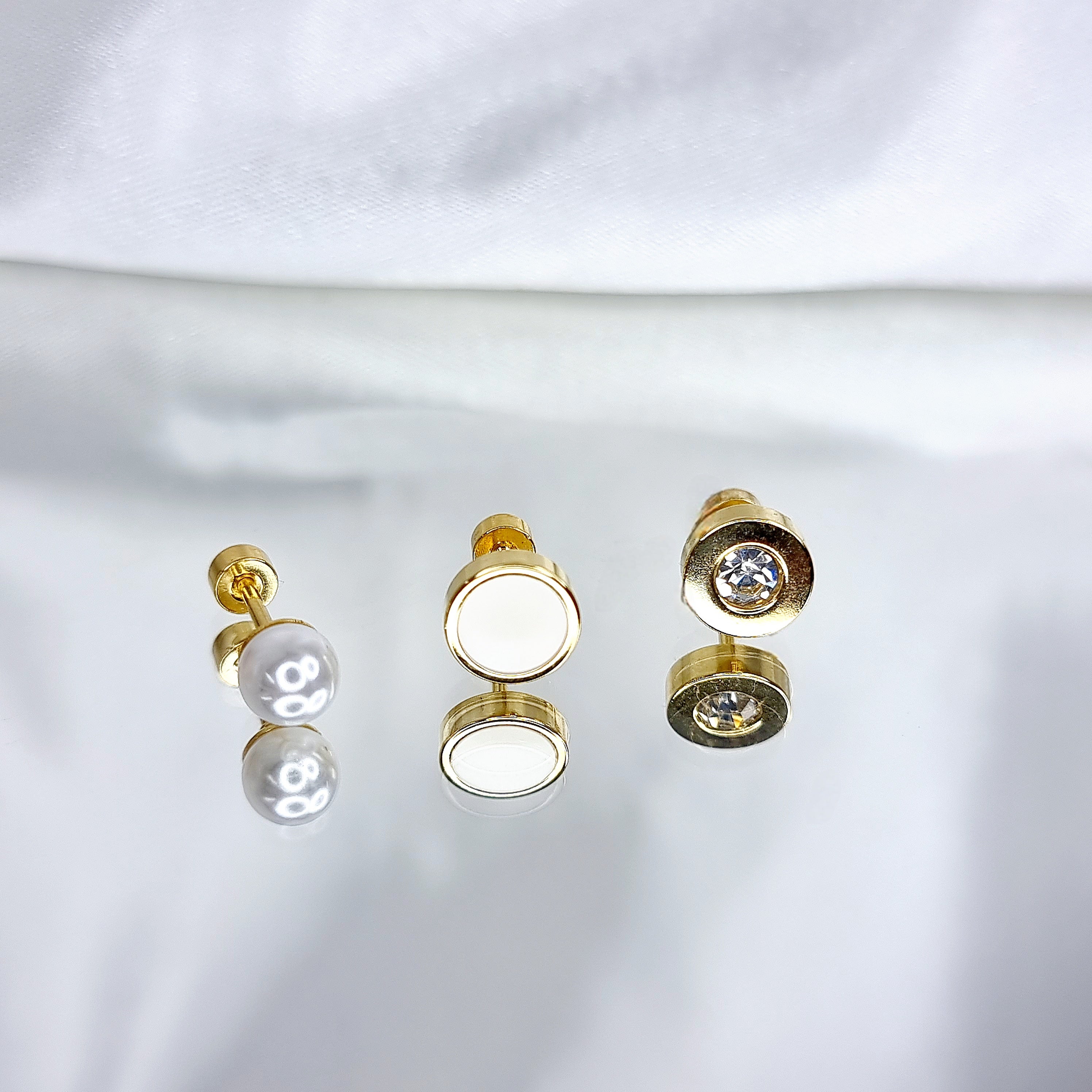 Apzeltīts pīrsings, neizraisa alerģiju, kvalitatīvi pīrsingi, neapsūbē, mitrumizturīgi. Drošs pirkums, ātra piegāde, plašs sortiments, vienkārša atgriešana. Deg…