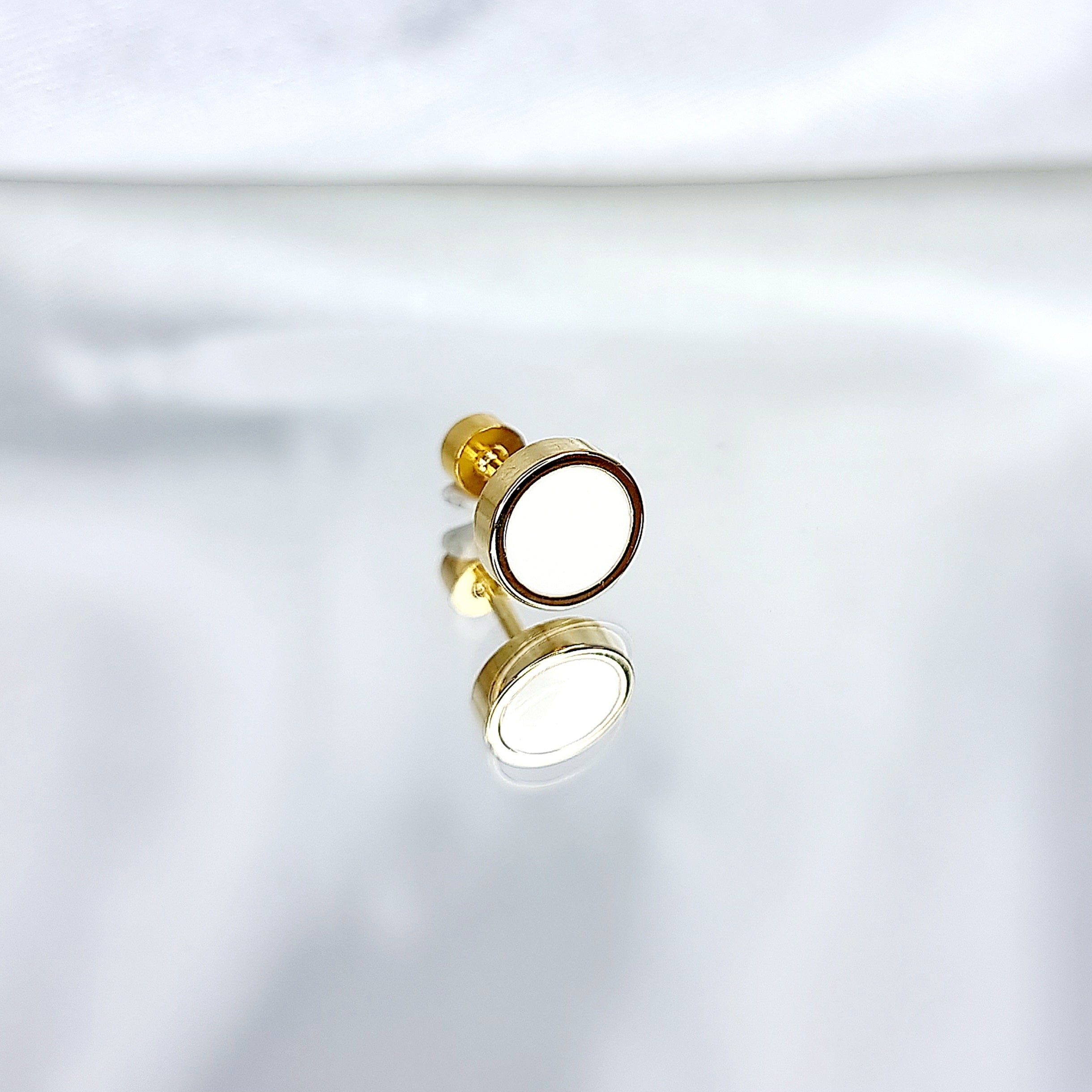 Apzeltīts pīrsings, neizraisa alerģiju, kvalitatīvi pīrsingi, neapsūbē, mitrumizturīgi. Drošs pirkums, ātra piegāde, plašs sortiments, vienkārša atgriešana. Deg…