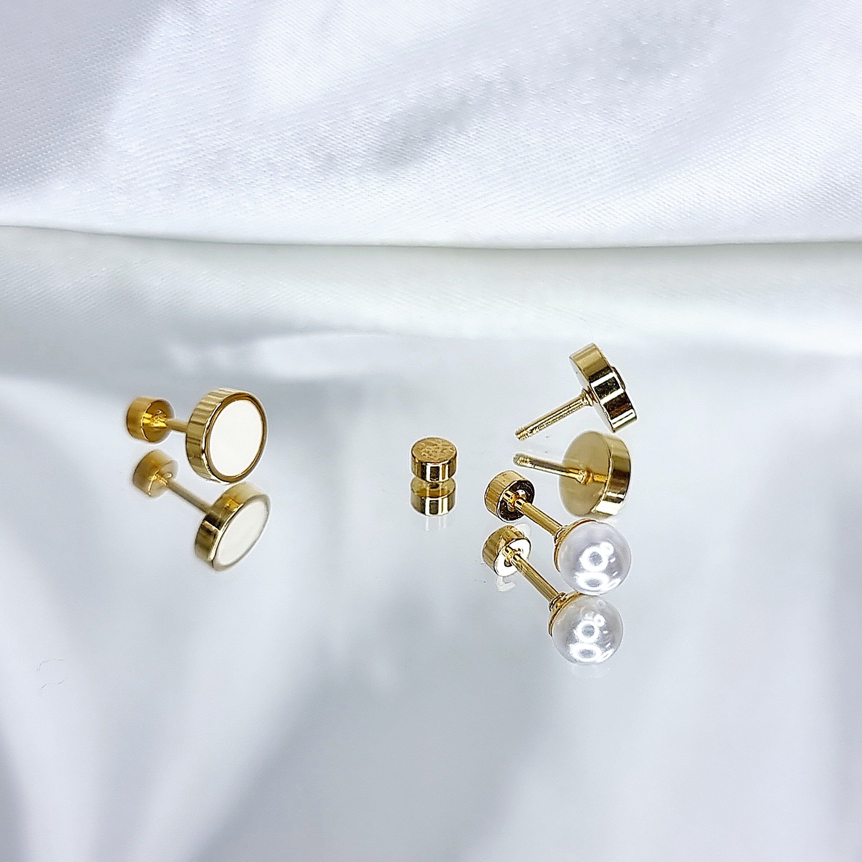 Apzeltīts pīrsings, neizraisa alerģiju, kvalitatīvi pīrsingi, neapsūbē, mitrumizturīgi. Drošs pirkums, ātra piegāde, plašs sortiments, vienkārša atgriešana. Deg…