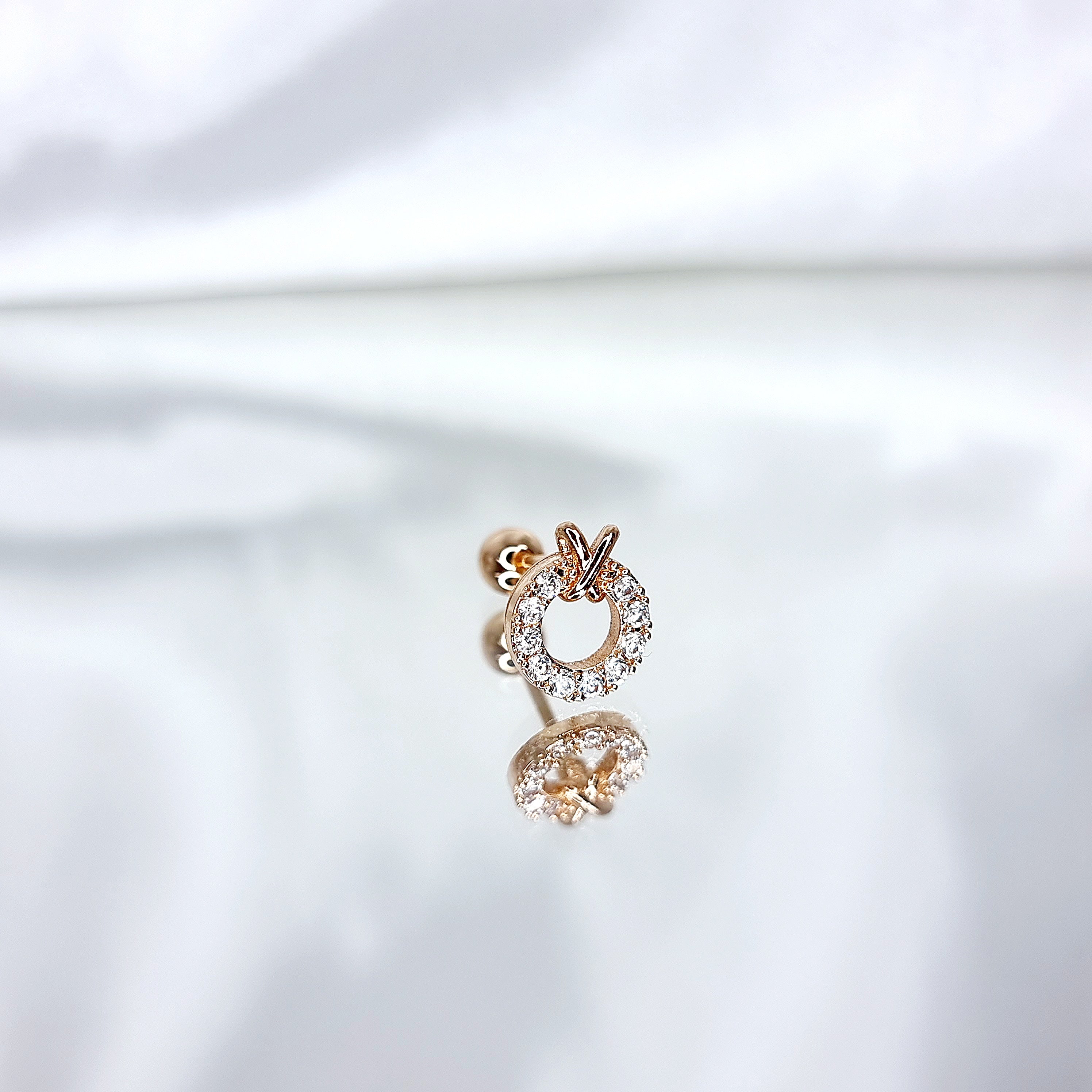 Apzeltīts pīrsings, neizraisa alerģiju, kvalitatīvi pīrsingi, neapsūbē, mitrumizturīgi. Drošs pirkums, ātra piegāde, plašs sortiments, vienkārša atgriešana. Deg…