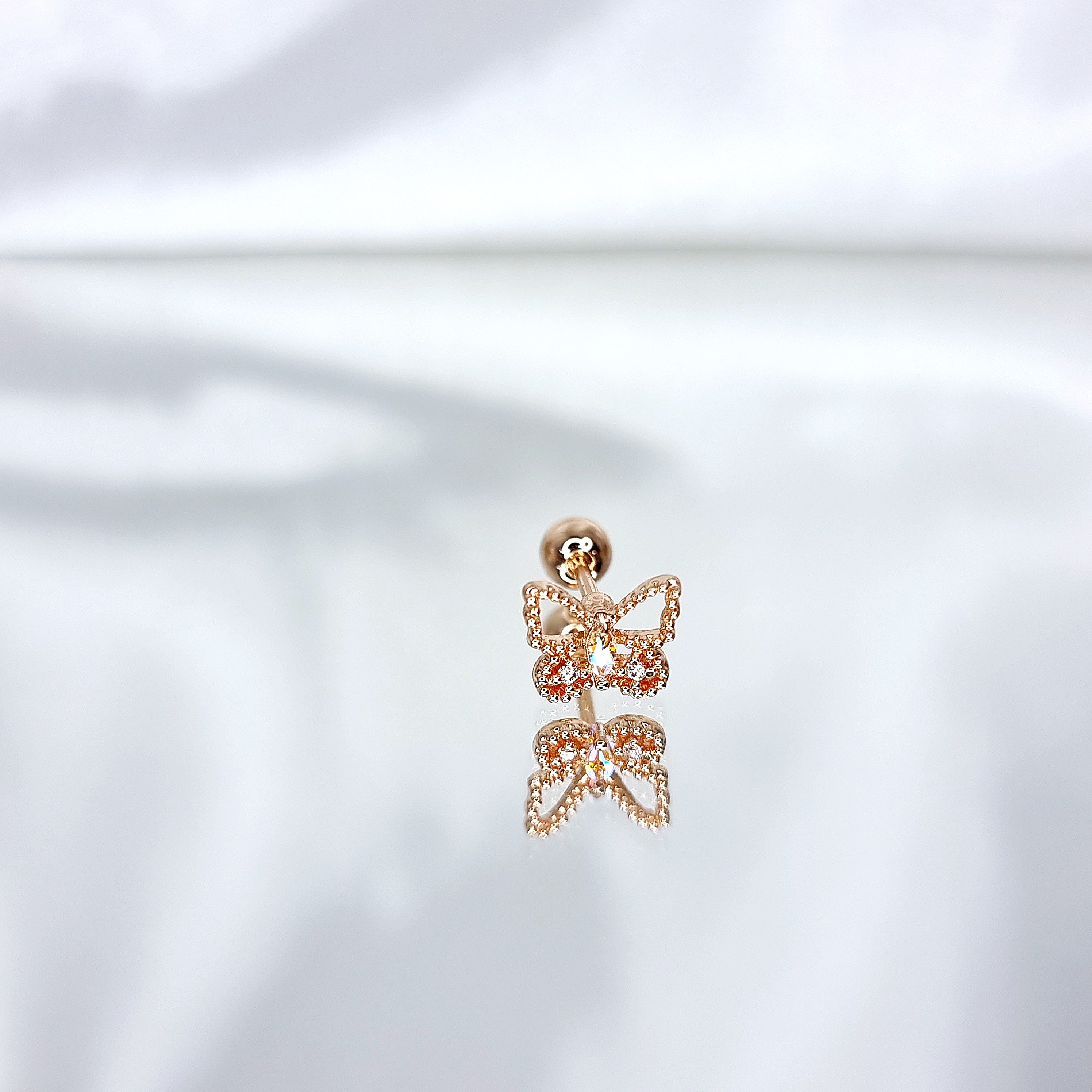 Apzeltīts pīrsings, neizraisa alerģiju, kvalitatīvi pīrsingi, neapsūbē, mitrumizturīgi. Drošs pirkums, ātra piegāde, plašs sortiments, vienkārša atgriešana. Deg…