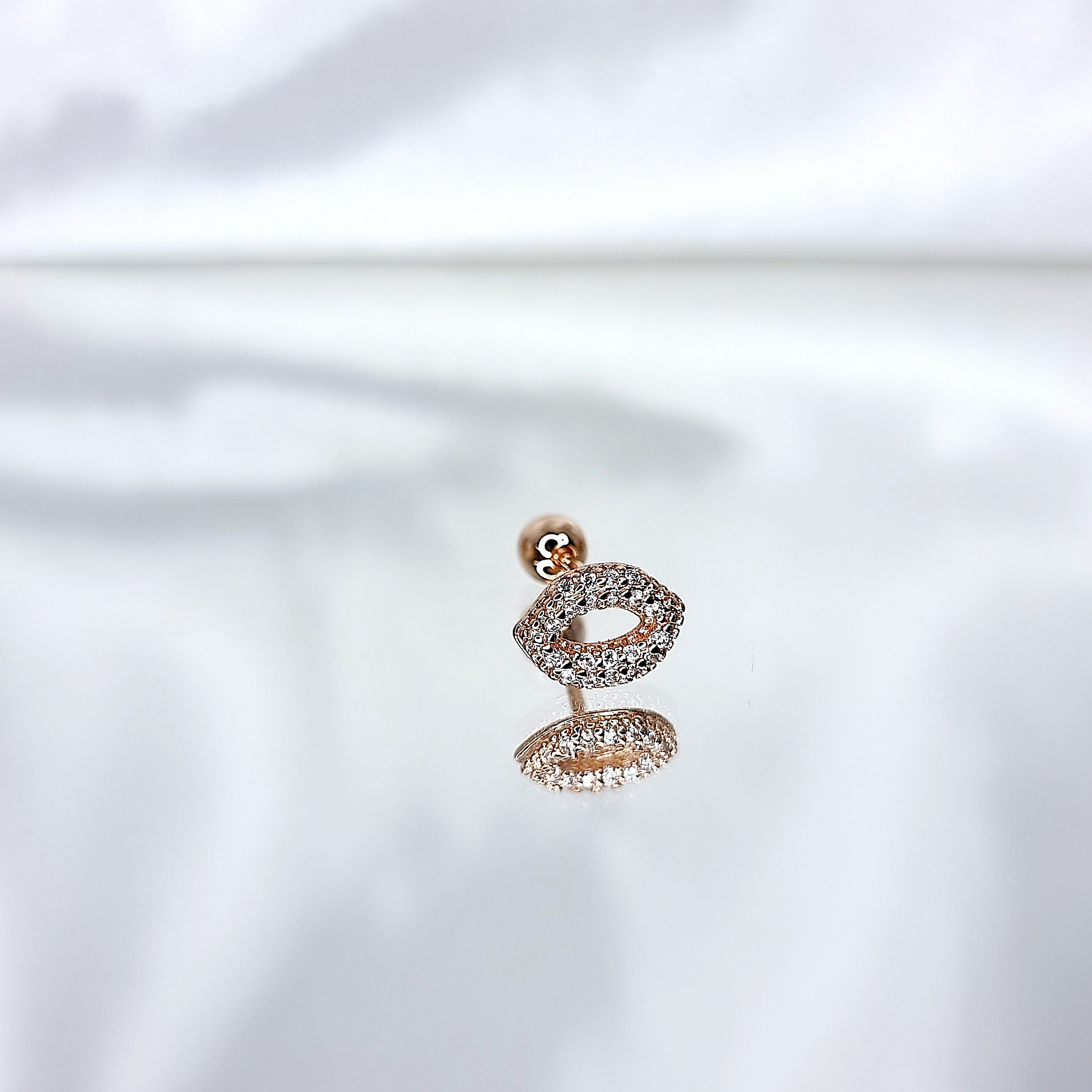 Apzeltīts pīrsings, neizraisa alerģiju, kvalitatīvi pīrsingi, neapsūbē, mitrumizturīgi. Drošs pirkums, ātra piegāde, plašs sortiments, vienkārša atgriešana. Deg…