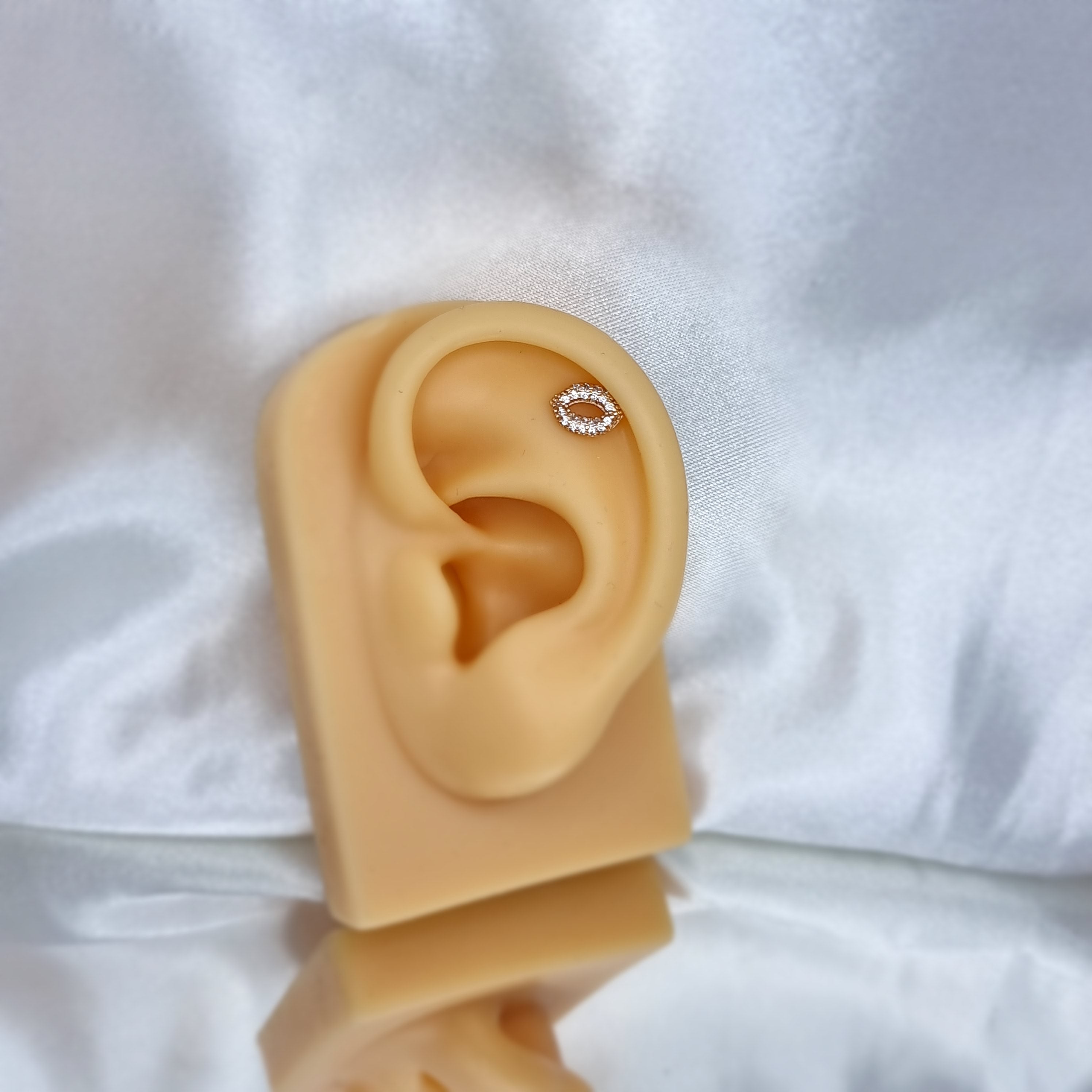 Apzeltīts pīrsings, neizraisa alerģiju, kvalitatīvi pīrsingi, neapsūbē, mitrumizturīgi. Drošs pirkums, ātra piegāde, plašs sortiments, vienkārša atgriešana. Deg…