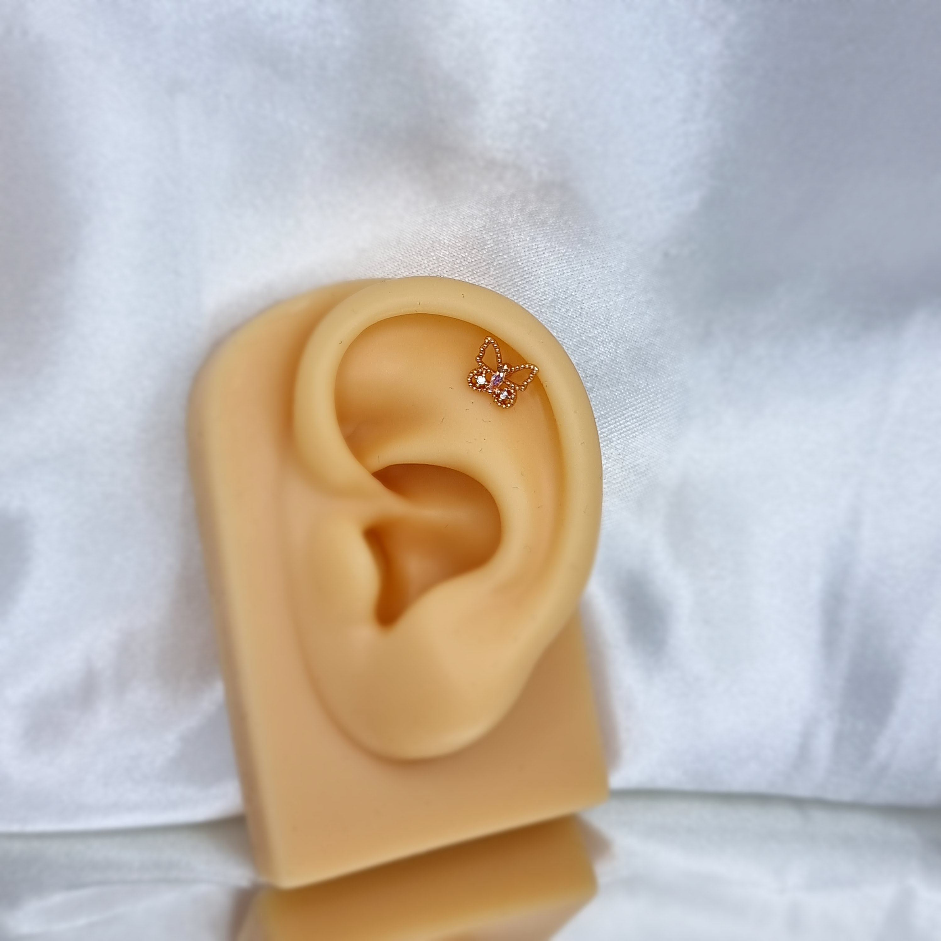 Apzeltīts pīrsings, neizraisa alerģiju, kvalitatīvi pīrsingi, neapsūbē, mitrumizturīgi. Drošs pirkums, ātra piegāde, plašs sortiments, vienkārša atgriešana. Deg…