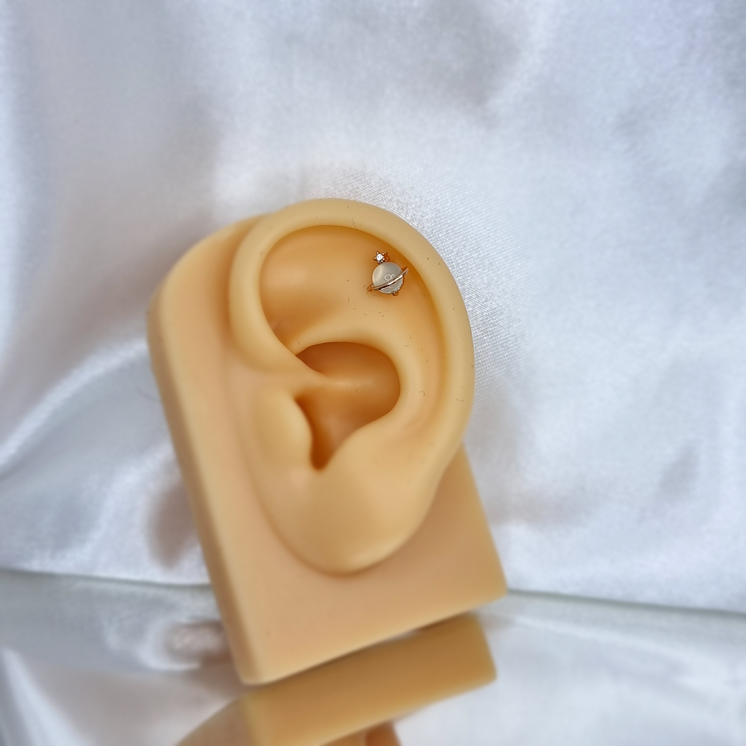 Apzeltīts pīrsings, neizraisa alerģiju, kvalitatīvi pīrsingi, neapsūbē, mitrumizturīgi. Drošs pirkums, ātra piegāde, plašs sortiments, vienkārša atgriešana. Deg…