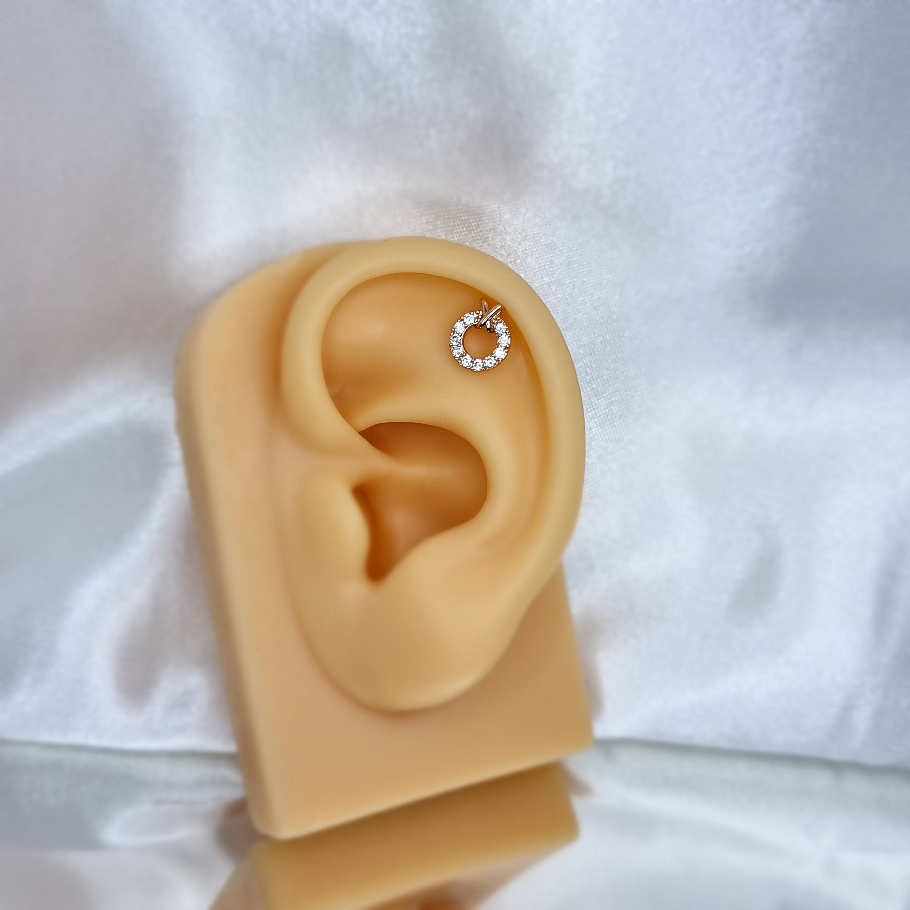 Apzeltīts pīrsings, neizraisa alerģiju, kvalitatīvi pīrsingi, neapsūbē, mitrumizturīgi. Drošs pirkums, ātra piegāde, plašs sortiments, vienkārša atgriešana. Deg…