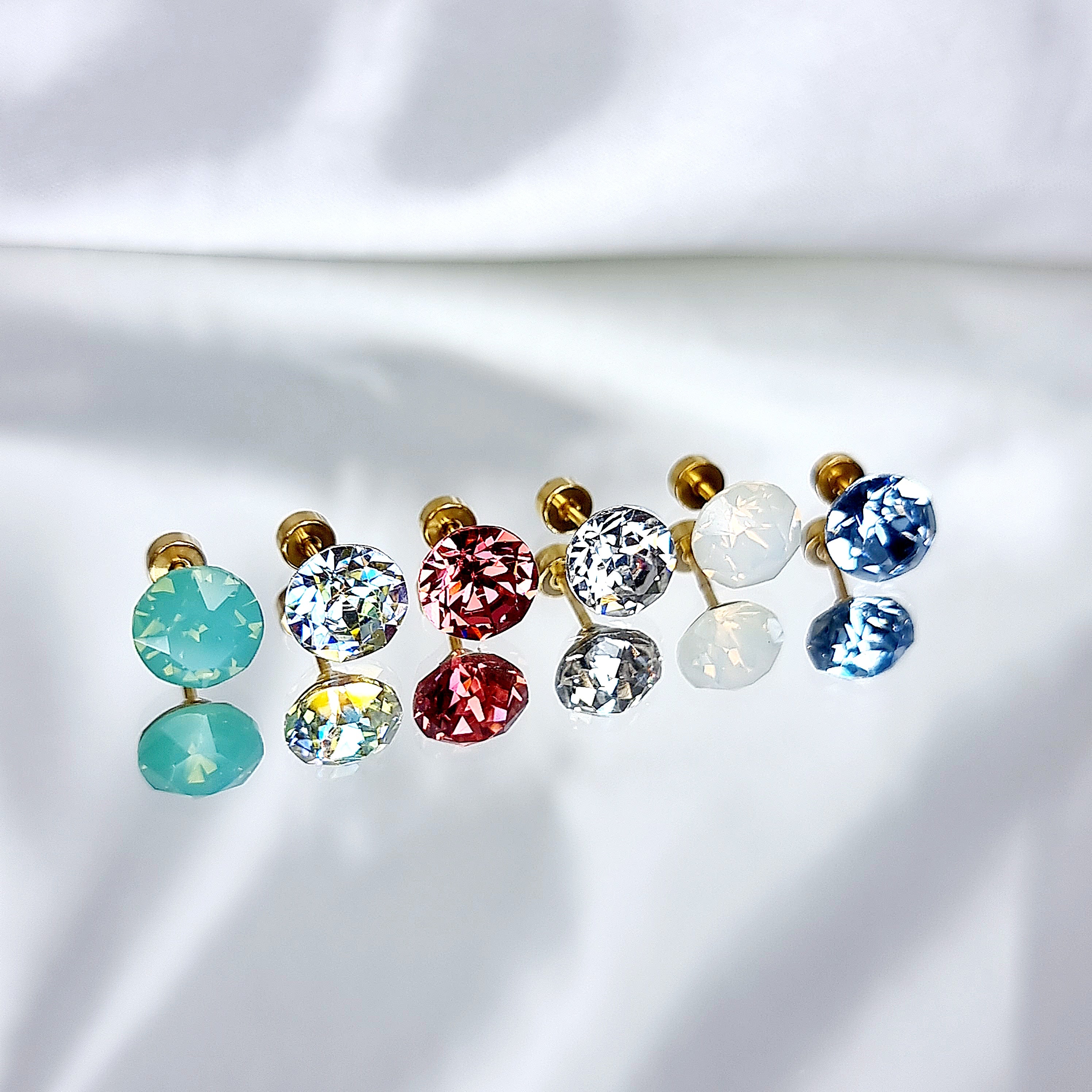 Apzeltīts pīrsings, neizraisa alerģiju, kvalitatīvi pīrsingi, neapsūbē, mitrumizturīgi. Drošs pirkums, ātra piegāde, plašs sortiments, vienkārša atgriešana. Deguna pīrsing, auss pīrsing, nabas pīrsing, bērniem. Zelta pīrsingi, medicīniskā zelta pīrsings, rotaslietas sievietei, moderni auskari, gaumīgi pīrsingi, tragus.