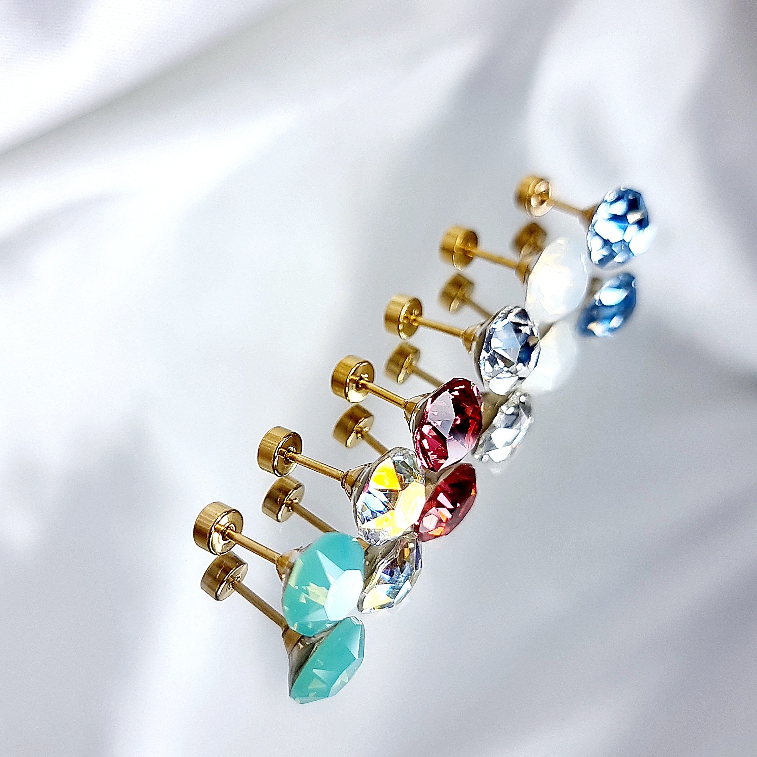 Apzeltīts pīrsings, neizraisa alerģiju, kvalitatīvi pīrsingi, neapsūbē, mitrumizturīgi. Drošs pirkums, ātra piegāde, plašs sortiments, vienkārša atgriešana. Deguna pīrsing, auss pīrsing, nabas pīrsing, bērniem. Zelta pīrsingi, medicīniskā zelta pīrsings, rotaslietas sievietei, moderni auskari, gaumīgi pīrsingi, tragus.